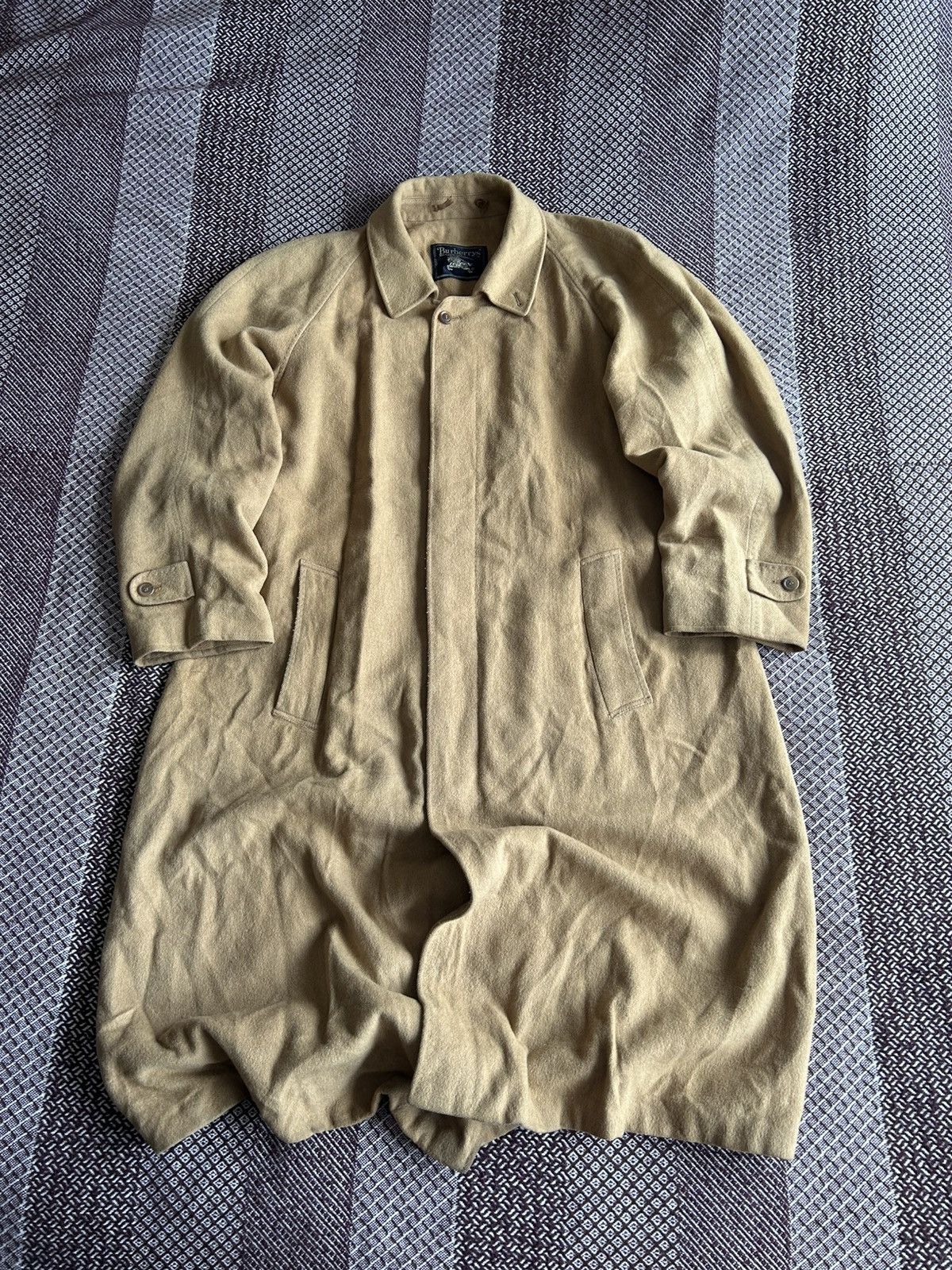 Burberry × Vintage Vintage Burberry Heavy Coat Wool & Cashmere Thrashed Size XL Size US XL / EU 56 / 4 - 1 Thumbnail