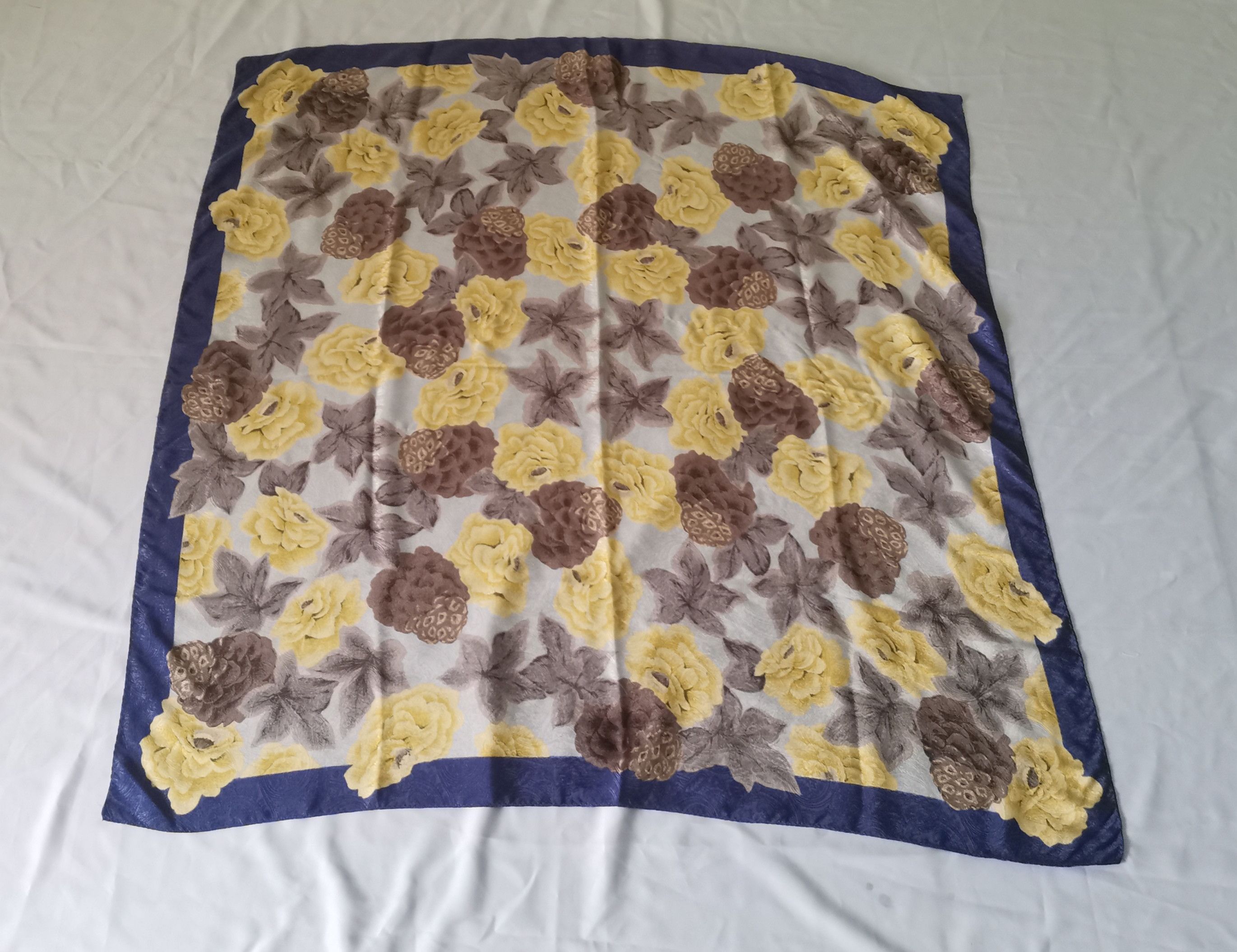 Designer × Vintage Rare vintage luxury scarves flowers design Size ONE SIZE - 1 Thumbnail