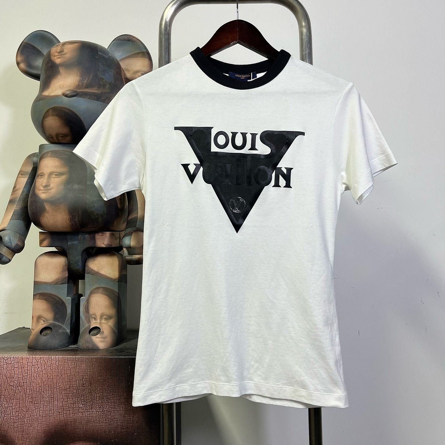 Louis Vuitton Louis Vuitton Triangle Logo T-Shirt Size S Size S / US 4 / IT 40 - 1 Thumbnail