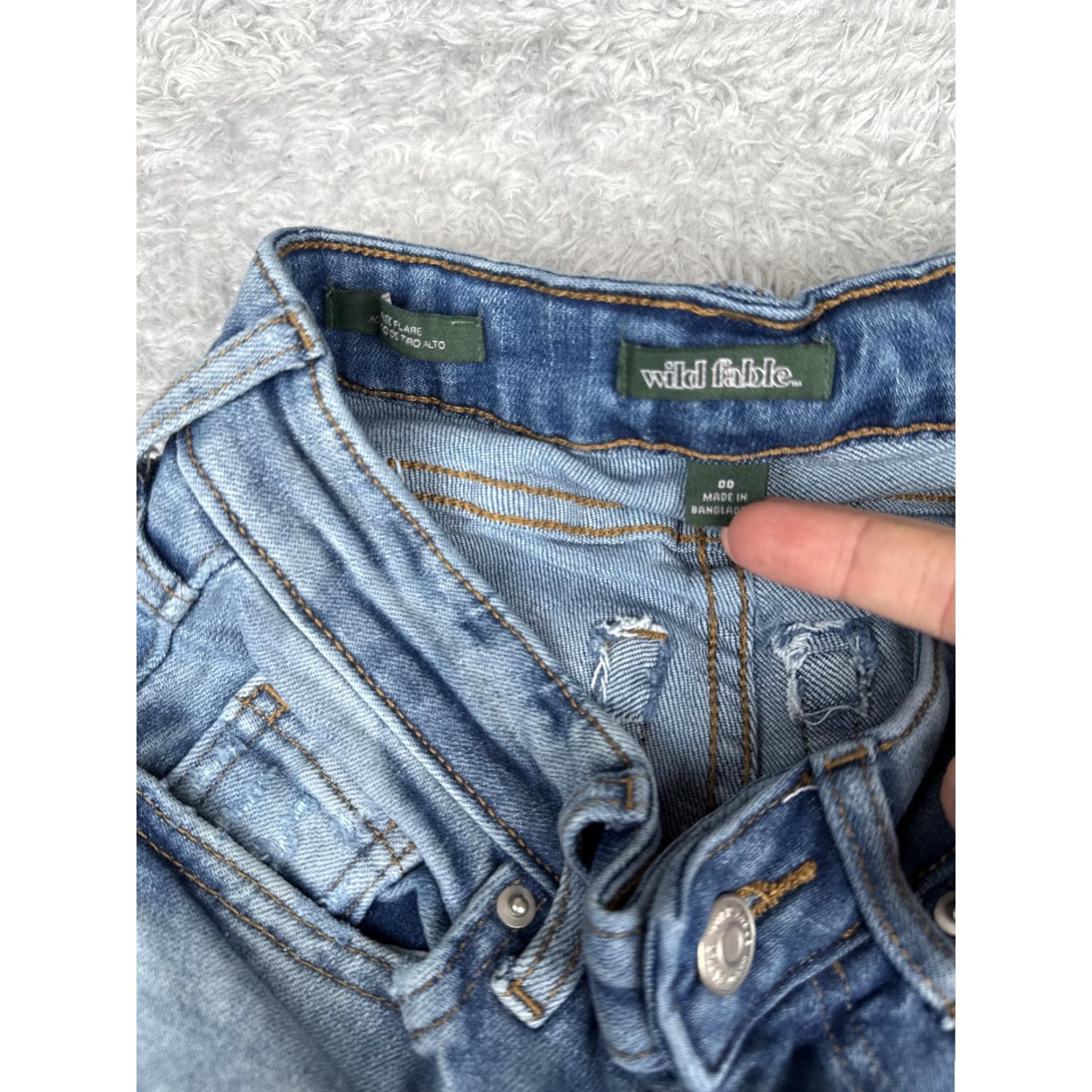 Vintage Wild Fable Jeans Women 00 Light Wash Regular Flare Bell Bottom Stretch Denim Zip Fly Button Front Pockets Mid Rise 32 Inseam Size 24" / US 00 / IT 34 - 6 Thumbnail