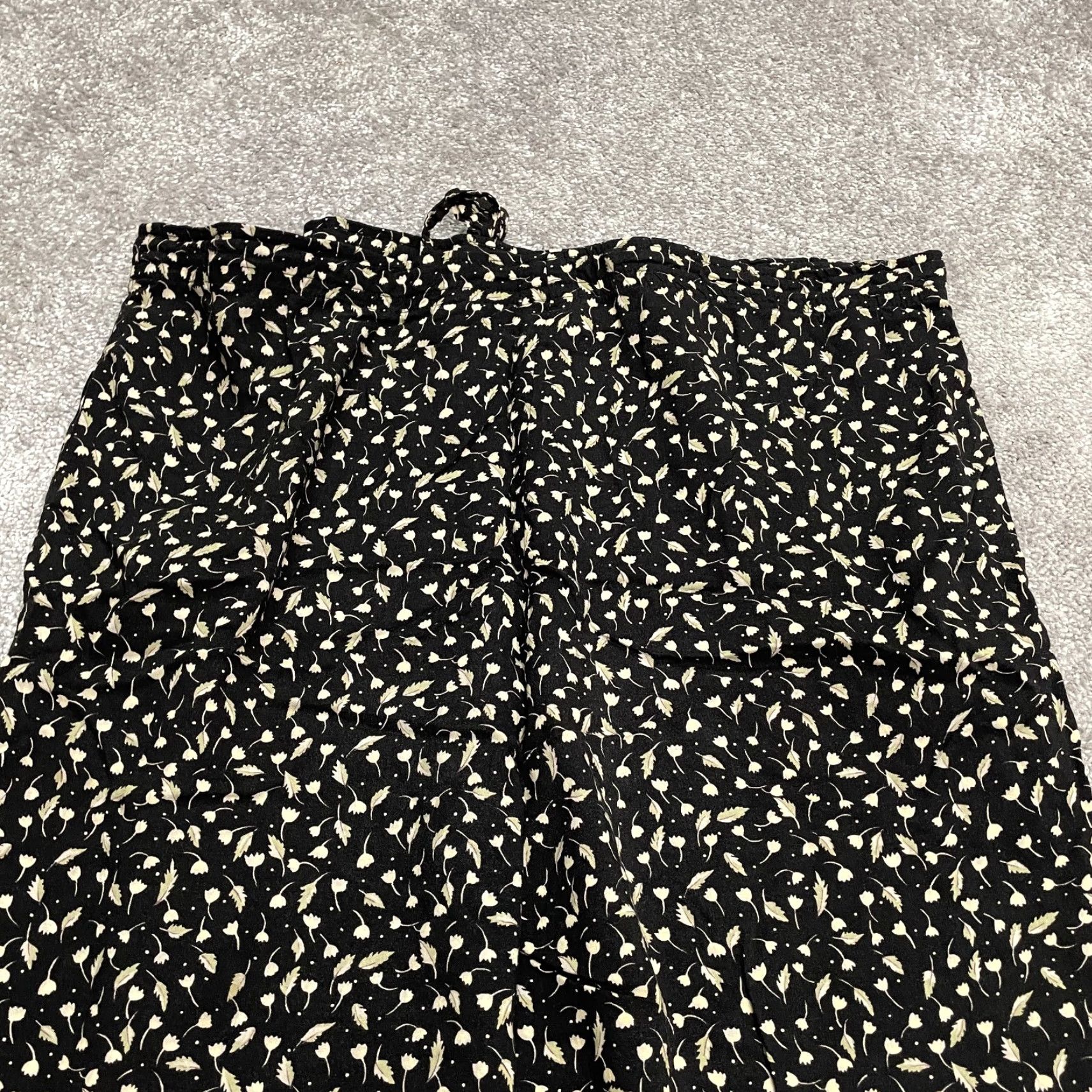 Vintage Sag Harbor Lounge Pants Womens Small Black Floral Pajama Crop Sleepwear Size 28" / US 6 / IT 42 - 4 Thumbnail