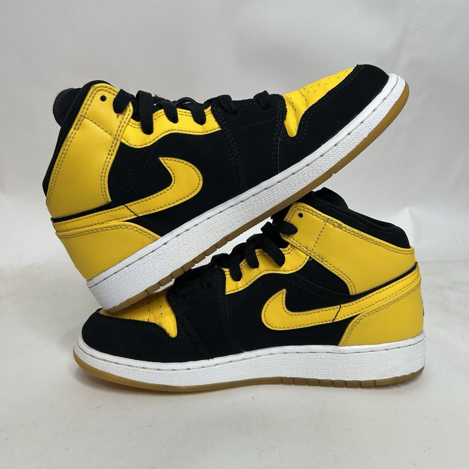 Jordan Brand Nike Shoes Air Jordan 1 Retro Mid GS “New Love” 2024 Size US 7.5 / IT 37.5 - 3 Thumbnail