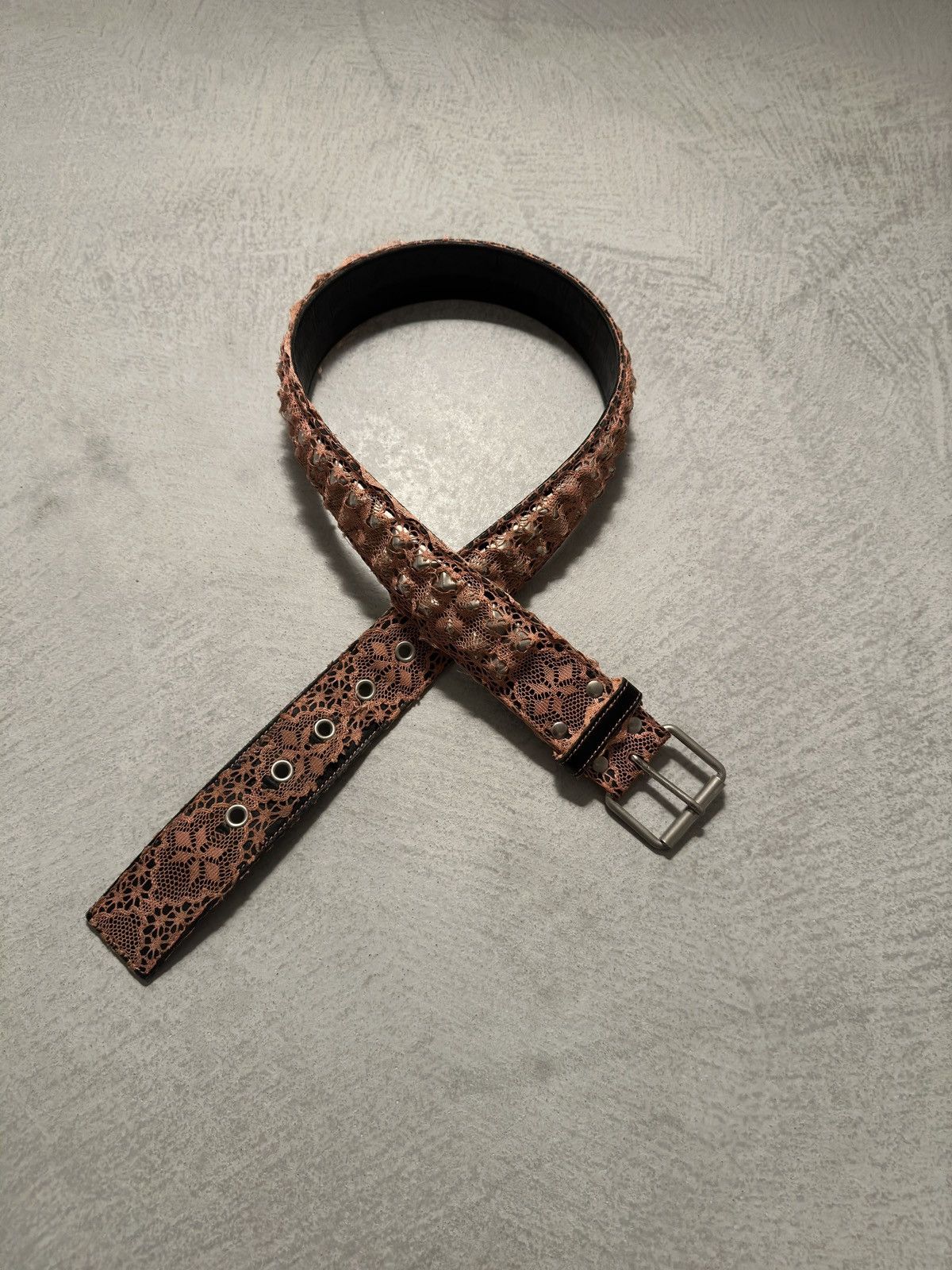 image of Jun Takahashi x Undercover (Grail) Undercover Aw2001 D.a.v.f Lace Belt In Pink, Men's