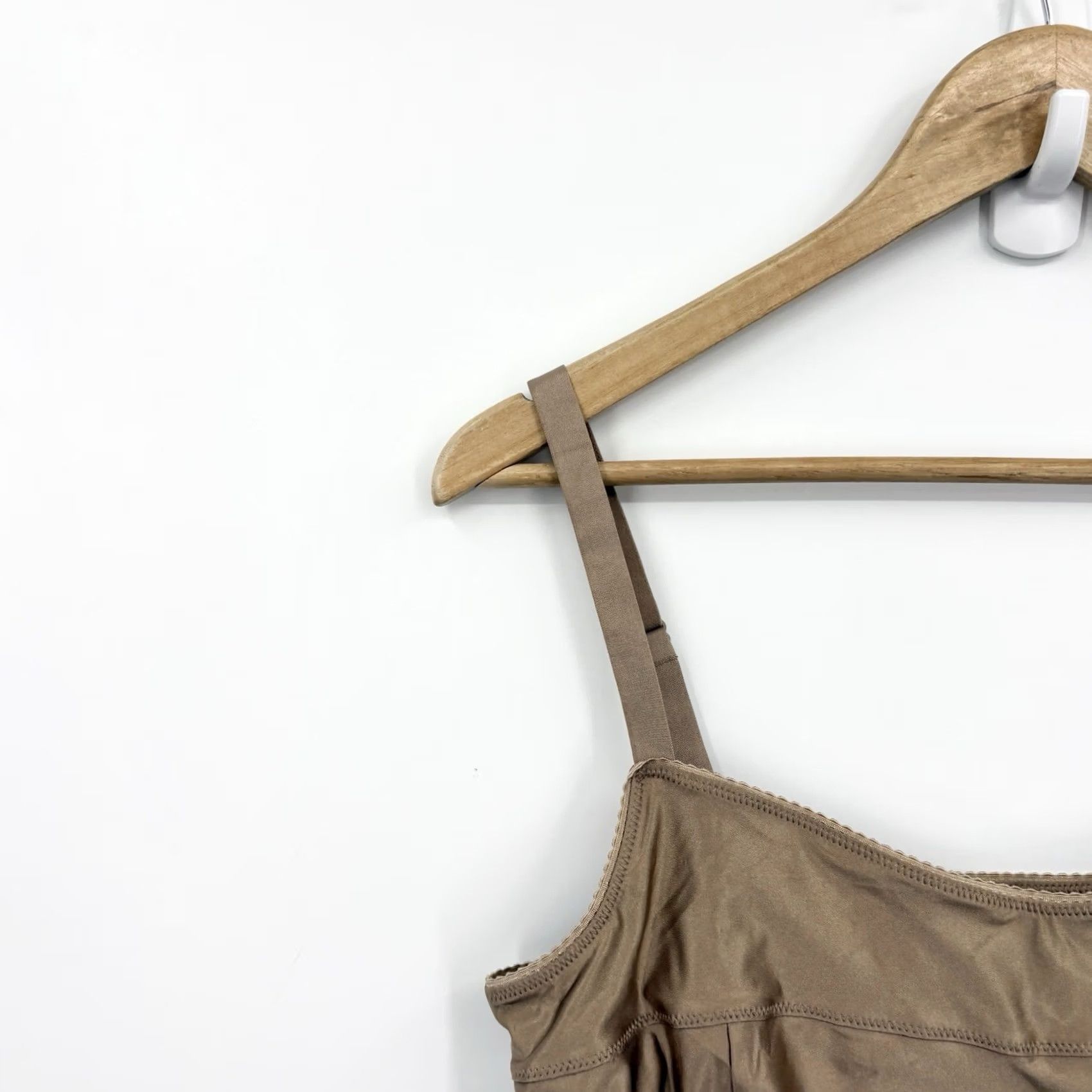 Aritzia Aritzia Ten Bustier Cami Top Women L Satinette Nocturne Festival Indie Glam Tank Cropped Sleeveless Gold Satin Bohemian City Classic Womens Size L / US 10 / IT 46 - 3 Thumbnail