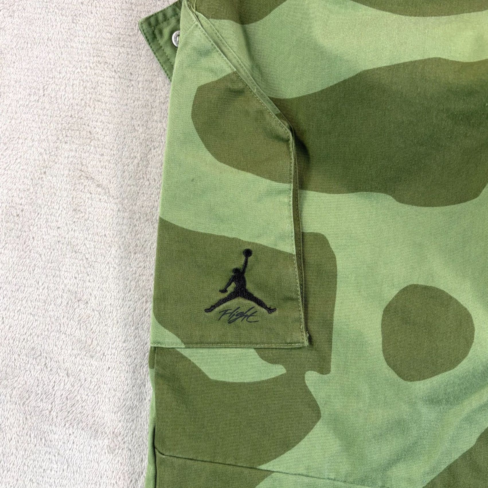 Jordan Brand VINTAGE Nike Jordan Essentials Chicago Cargo Pants in Green Frog Camo Men Large Size US 33 - 3 Thumbnail