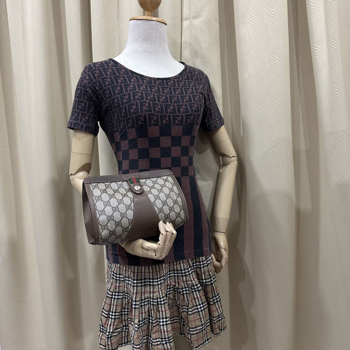Gucci ‼️YES‼️ VINTAGE GUCCI GG MONOGRAM POUCH MAKE UP CLUTCH BAG Size ONE SIZE - 1 Thumbnail