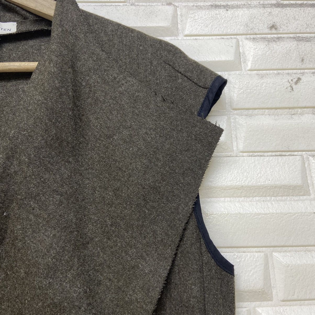 Dries Van Noten Sleeveless & Buttonless Distressed Wool Long Cardigan Coat Size XS / US 0-2 / IT 36-38 - 10 Thumbnail