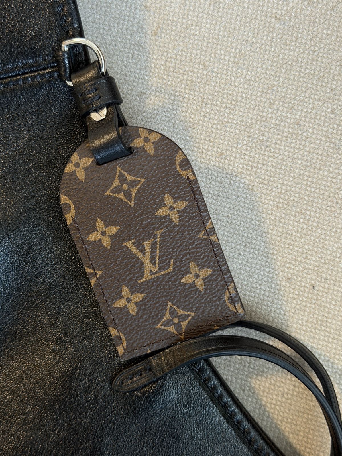 Louis Vuitton Louis Vuitton Carry All Vibe MM Black Shoulder Bag Size ONE SIZE - 4 Thumbnail
