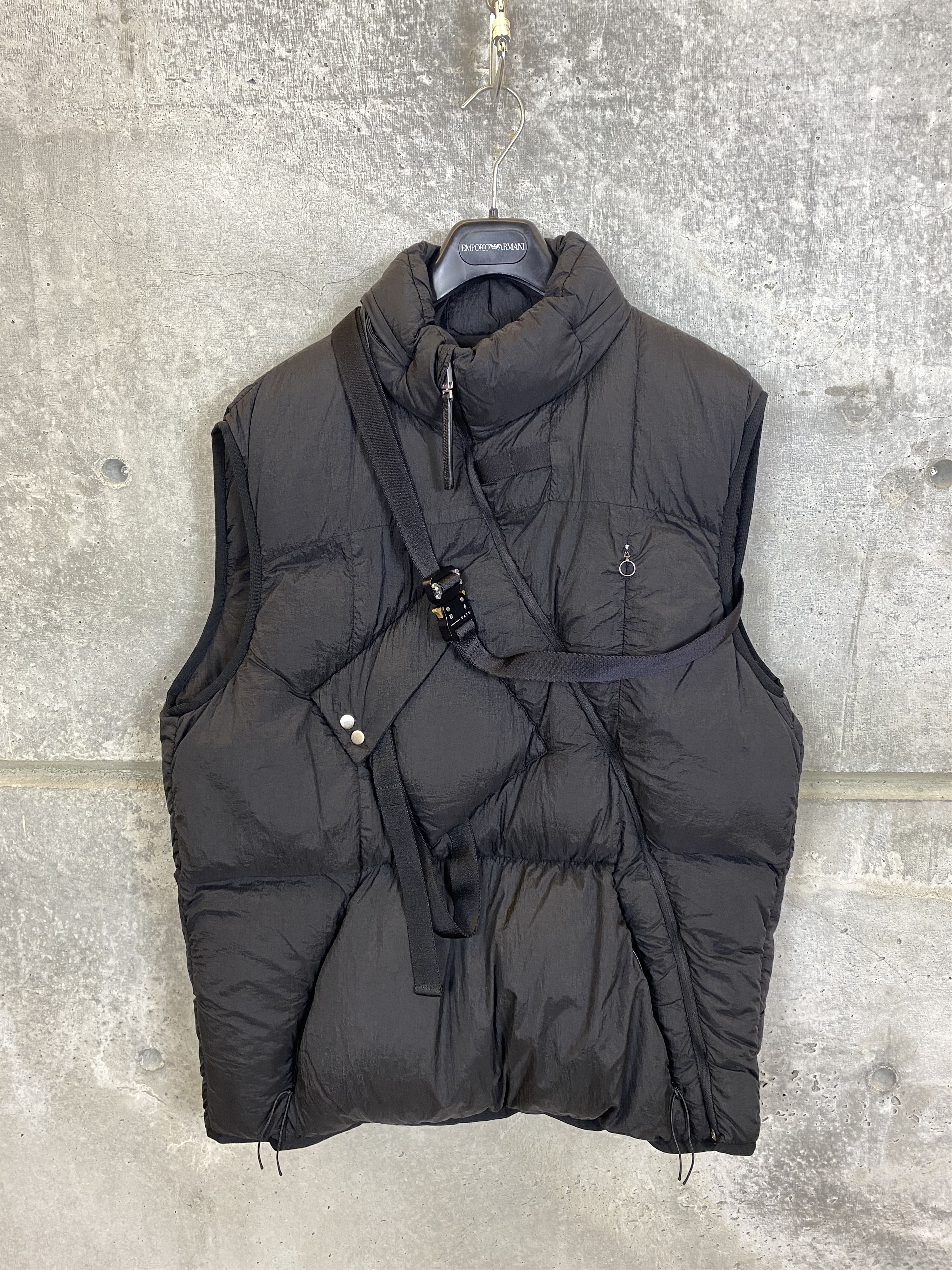 1017 ALYX 9SM NWT $1590 1017 9SM ALYX Asymmetric DOWN VEST Size US XL / EU 56 / 4 - 1 Thumbnail