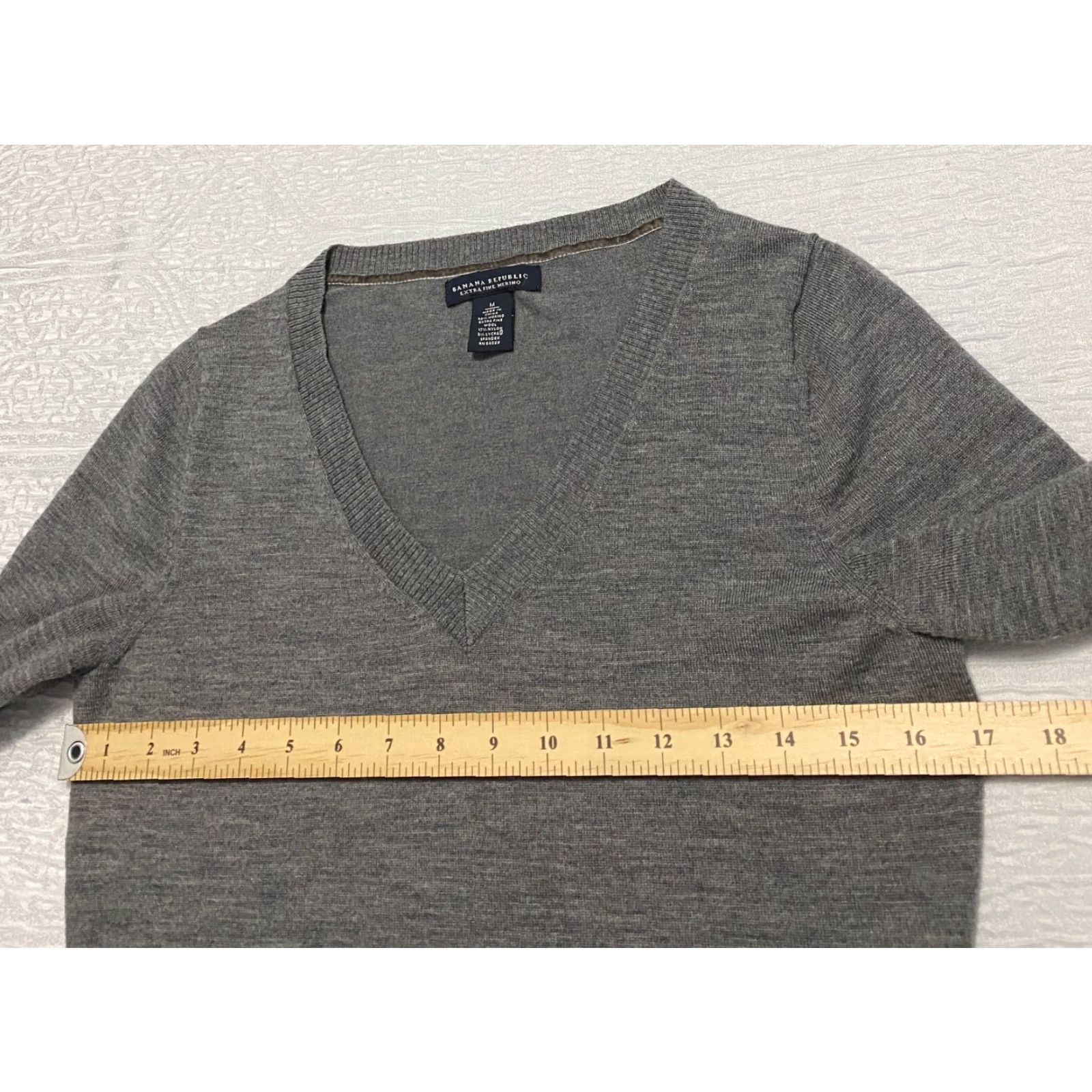Banana Republic Banana Republic Sweater Pullover Mens Size M Gray V Neck Merino Wool Blend Knit Lightweight Business Casual Formal Party/Cocktail Size US M / EU 48-50 / 2 - 7 Thumbnail