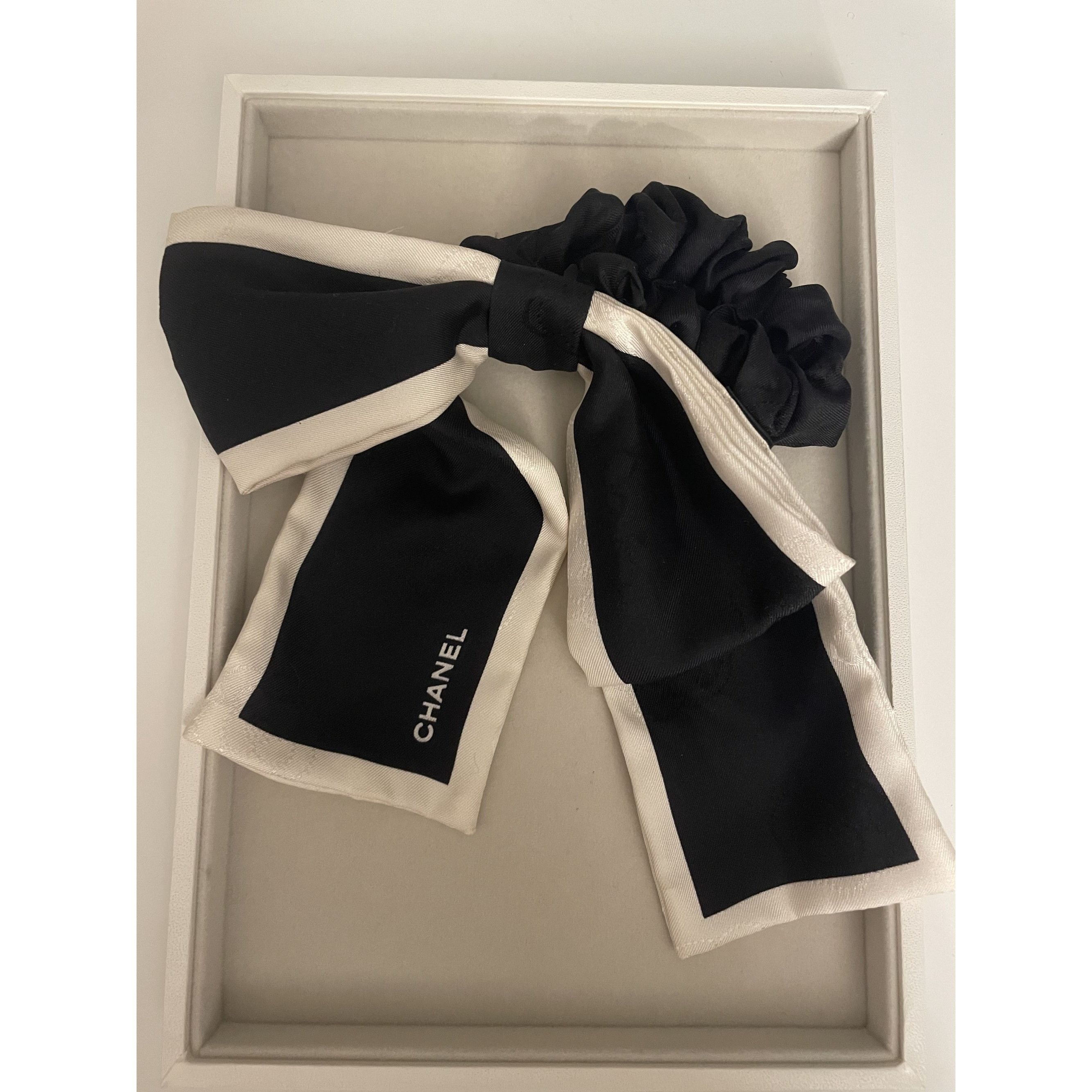 Chanel Chanel Black & White Silk Hair Scrunchie With Bow Size ONE SIZE - 1 Thumbnail
