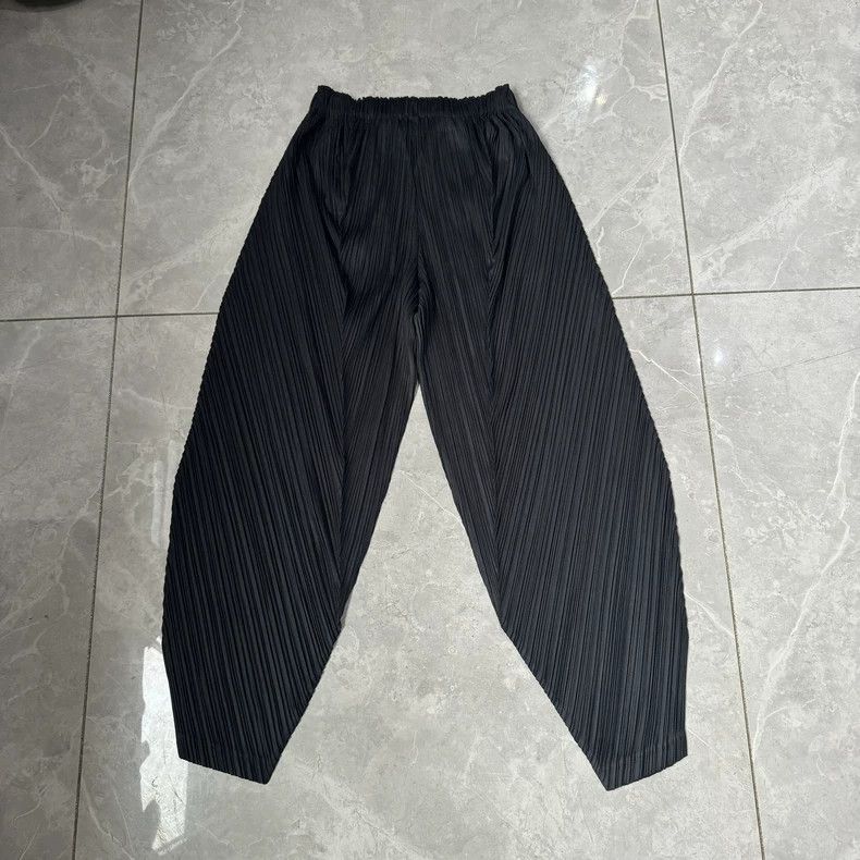Issey Miyake Issey Miyake size:3 Black pleated irregular-shaped pants Size 31" - 2 Thumbnail