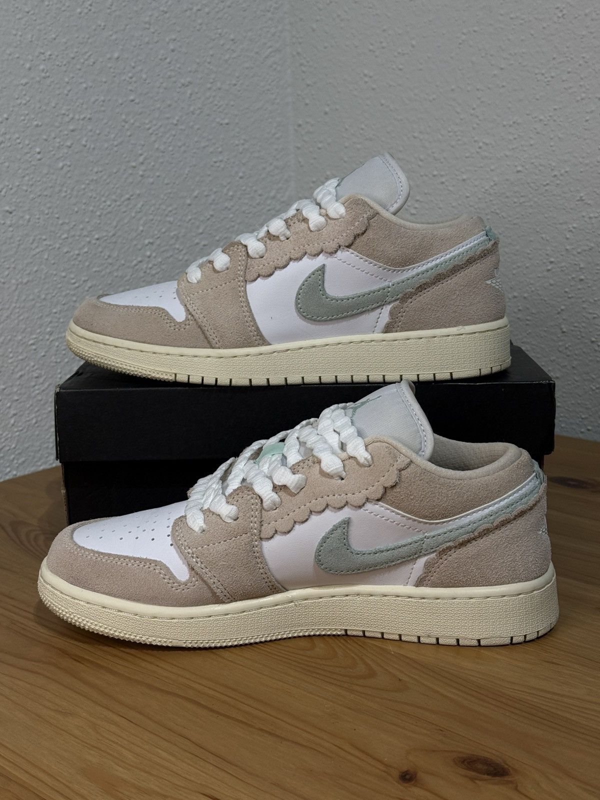 Jordan Brand × Nike Jordan 1 Low SE Scalloped Edge Guava Ice 5.5Y women’s 7.5 Size US 7.5 / IT 37.5 - 7 Thumbnail
