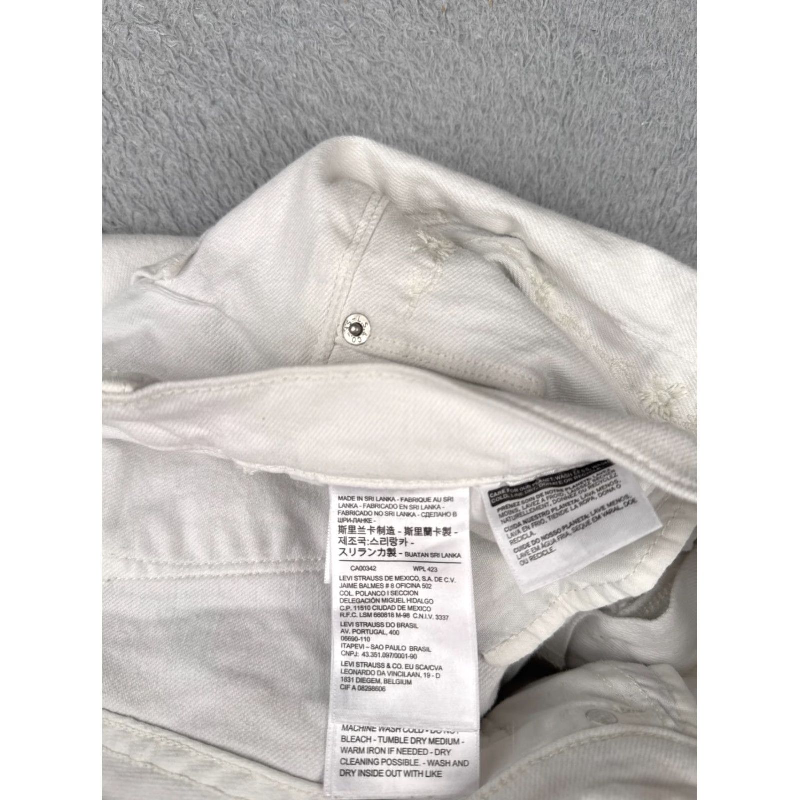 Levi's Levis Jeans Women White Capri Mid Rise 29x21 Cotton Blend 29 21 Inseam Denim 5-Pocket Distressed Capris Womens Jeans Size 29" - 7 Thumbnail
