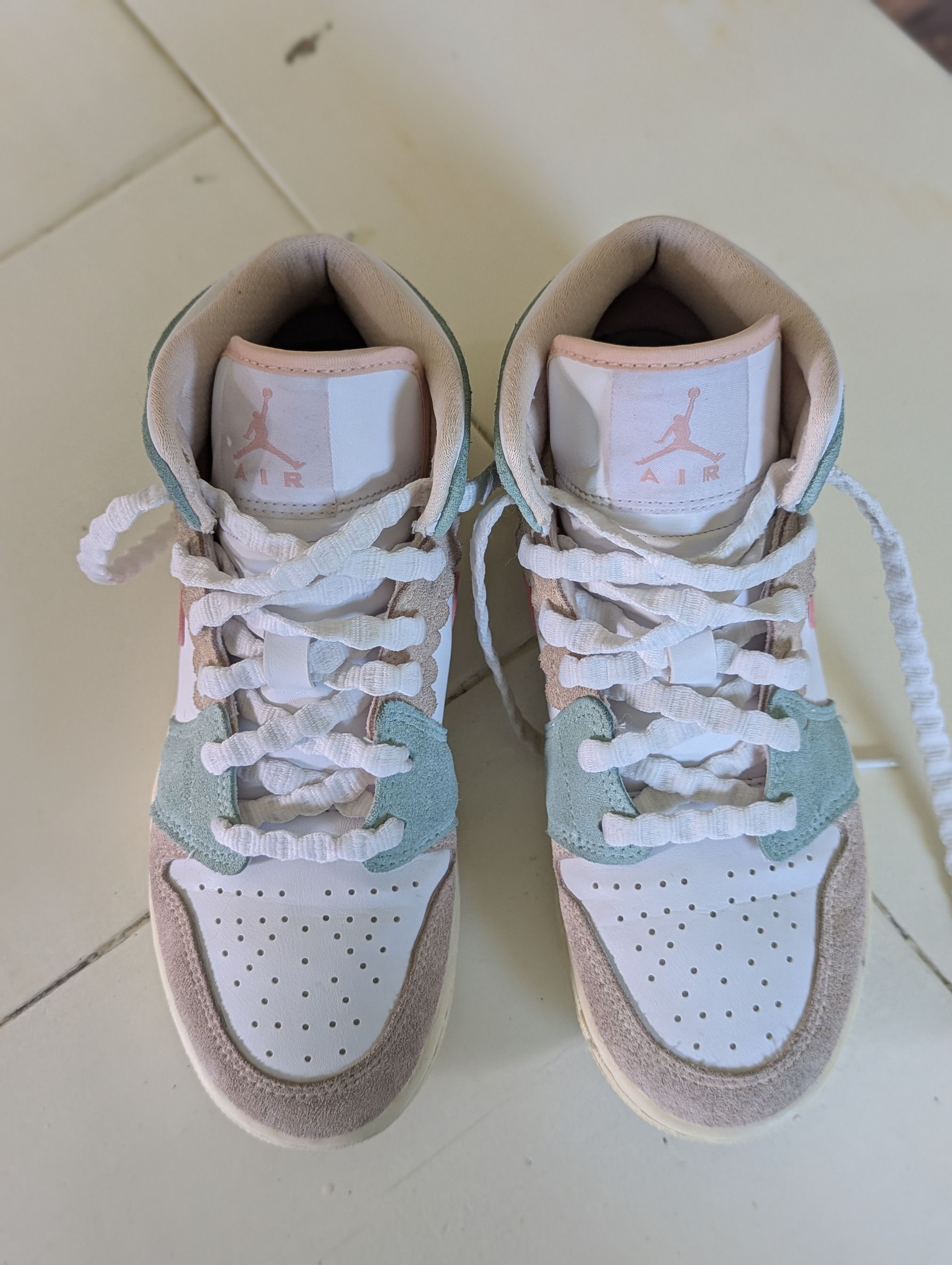 Nike Nike Air Jordan 1 Mid SE GS Scalloped Edge 5.5Y (Women 7) Size US 7 / IT 37 - 5 Thumbnail