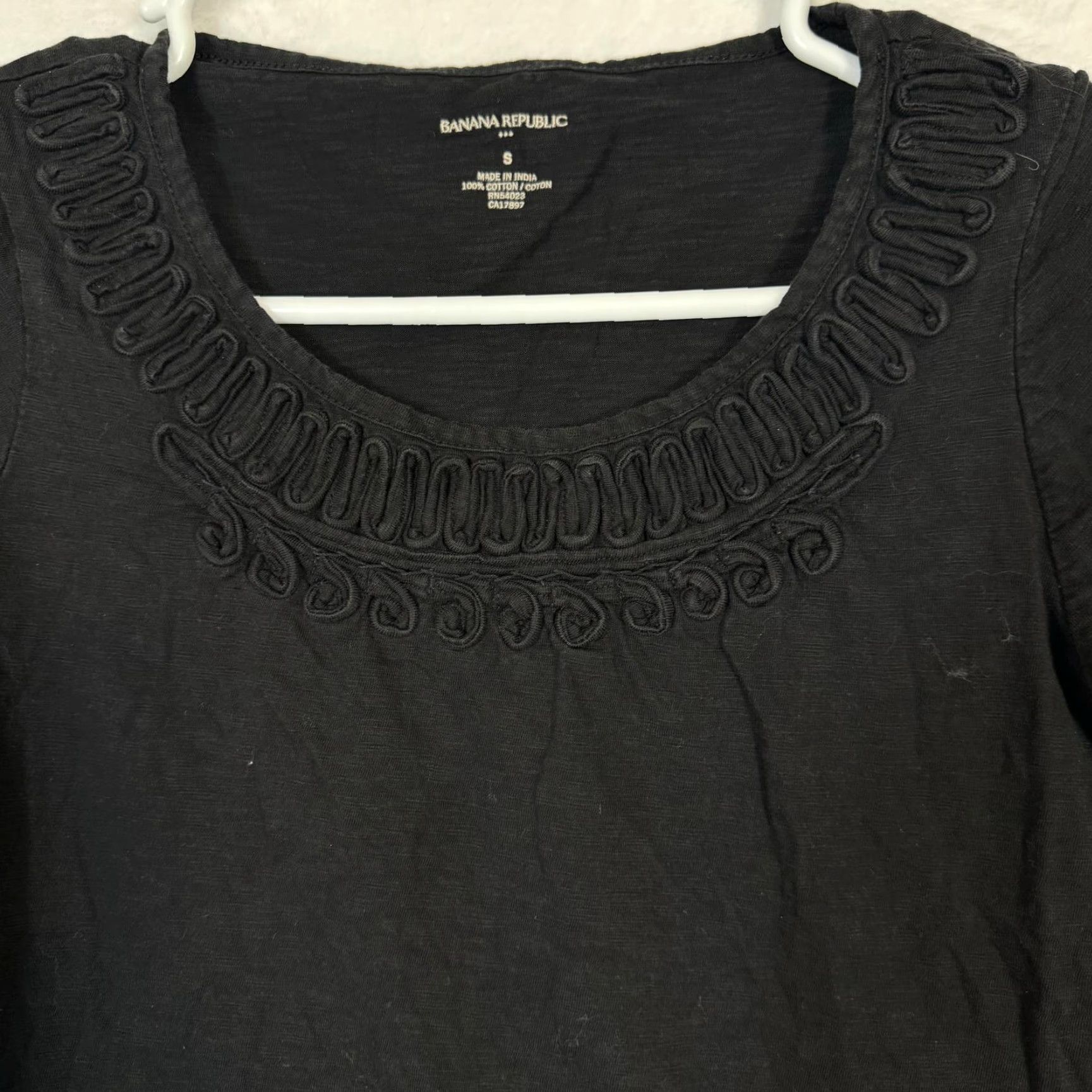 Banana Republic Banana Republic Blouse Black Crew Neck Cap Sleeve S Women’s Regular Top Twist: Raised Scroll Work Outfit, Office, Casual, All Seasons Size S / US 4 / IT 40 - 3 Thumbnail