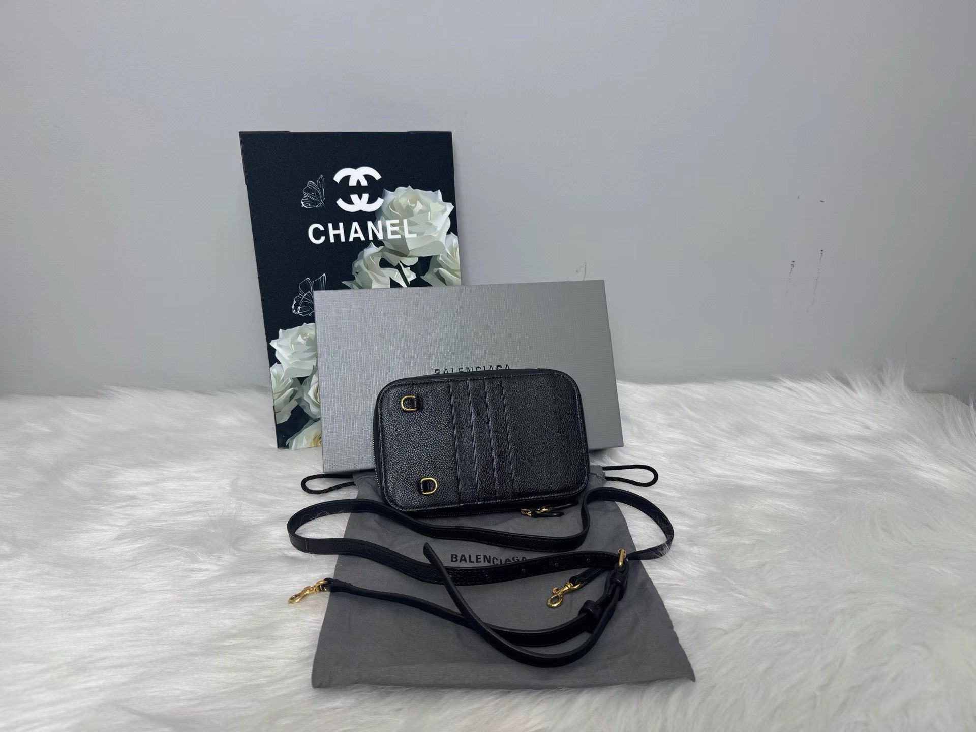 Balenciaga Balenciaga Leather Logo Crossbody Phone Bag K36 Size ONE SIZE - 2 Thumbnail
