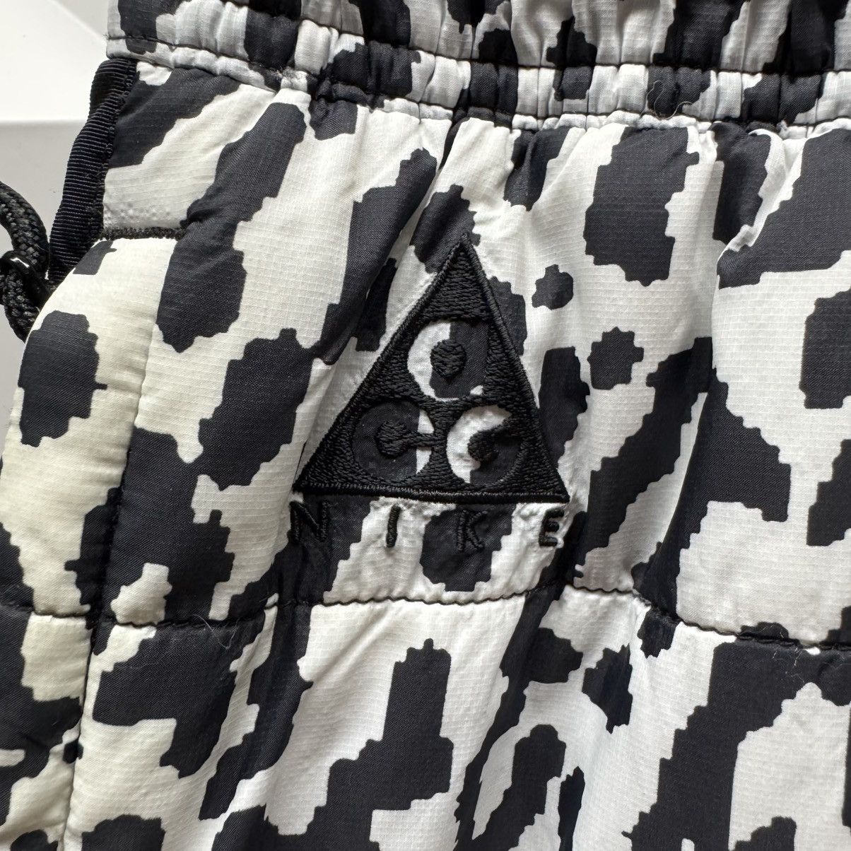 Nike ACG × Vintage Nike ACG Primaloft Trail Pant White Black CI0457-100 Medium Size US 32 / EU 48 - 3 Thumbnail