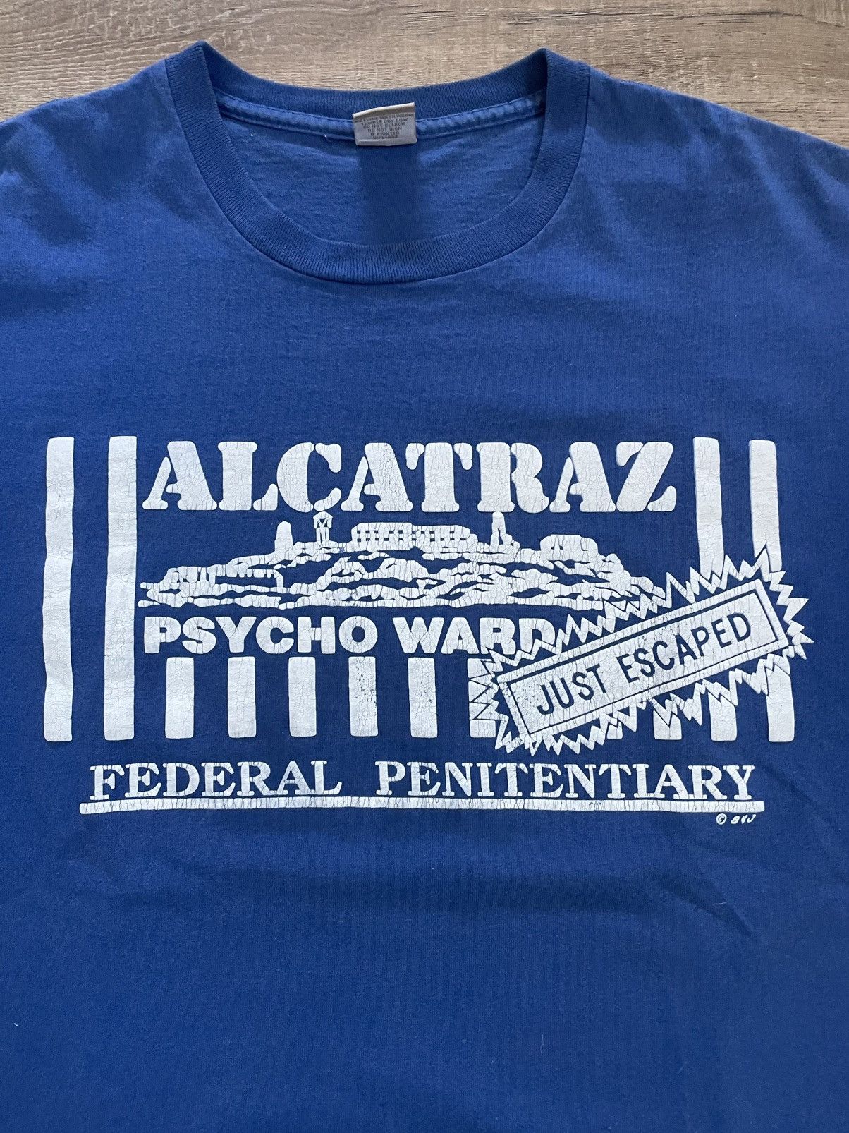 Levi's 1990s Levi’s Alcatraz Psycho Ward T-Shirt Size US M / EU 48-50 / 2 - 2 Thumbnail