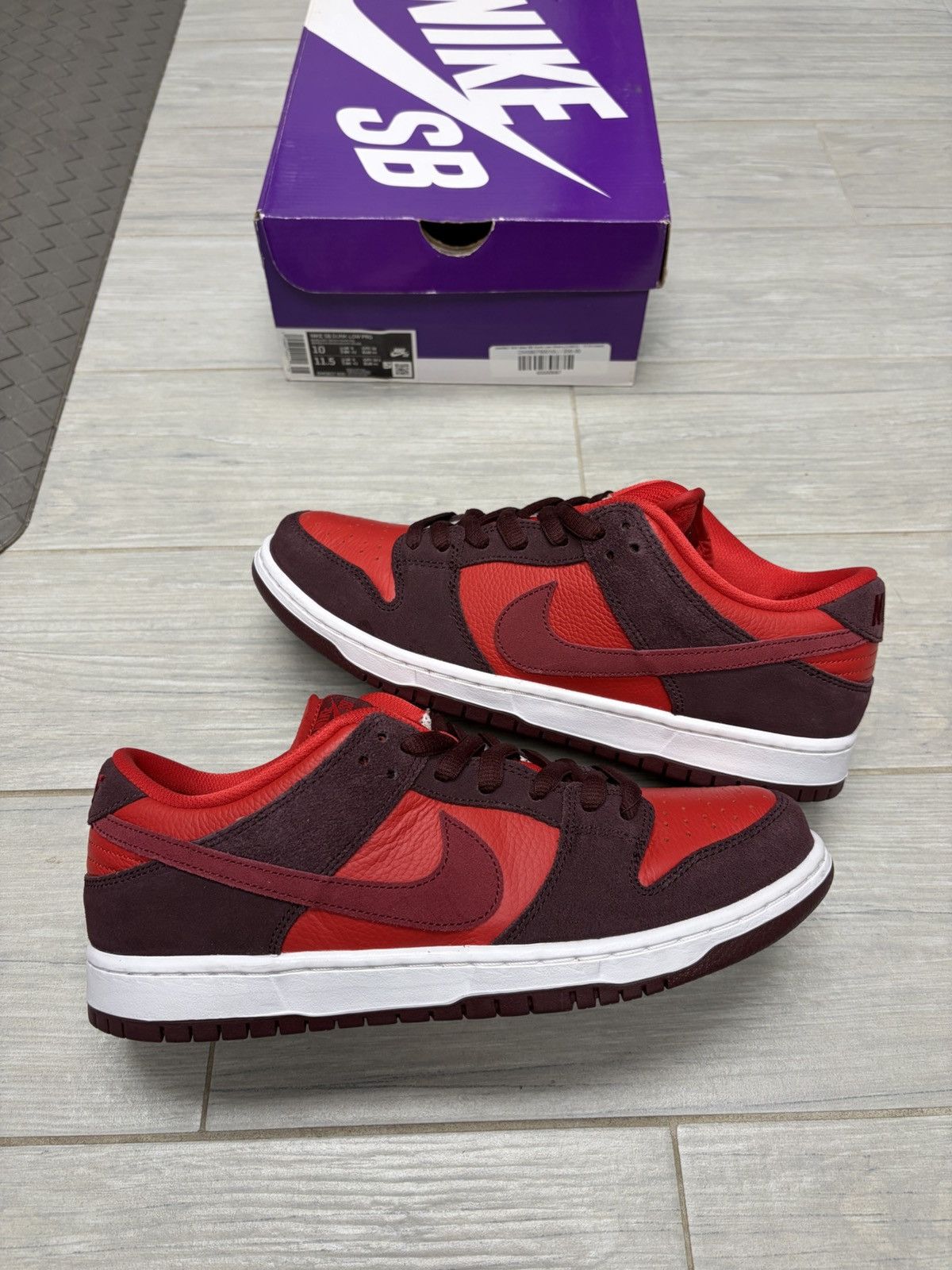 Nike SB Dunk Low Cherry Size 10 US MEN