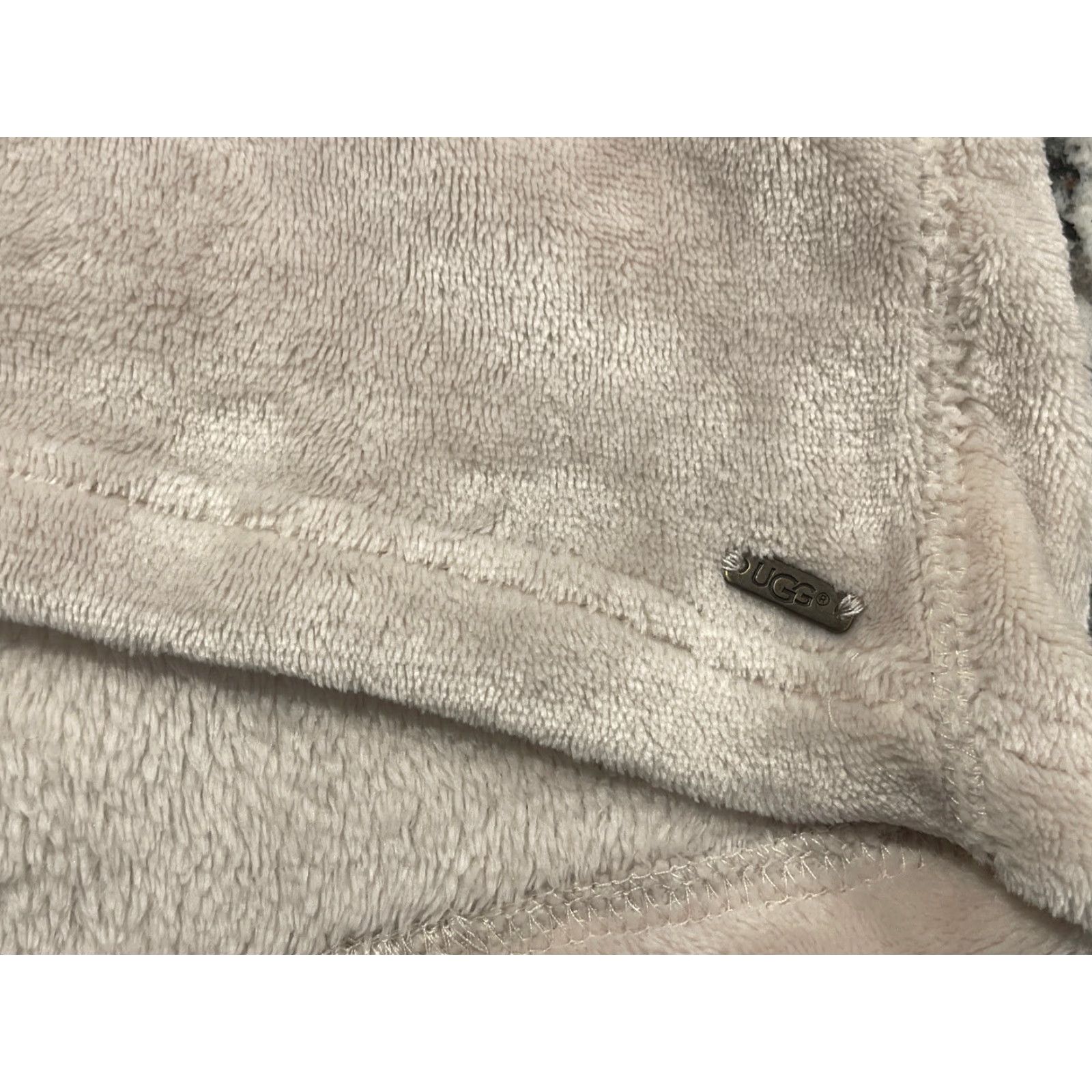 Ugg UGG Sweatshirt Daisy Fleece V-Neck Pullover Sz Small Long Sleeve Women Cream Daisy V-Neck Pullover Activewear Fleece 90s? Size S / US 4 / IT 40 - 3 Thumbnail
