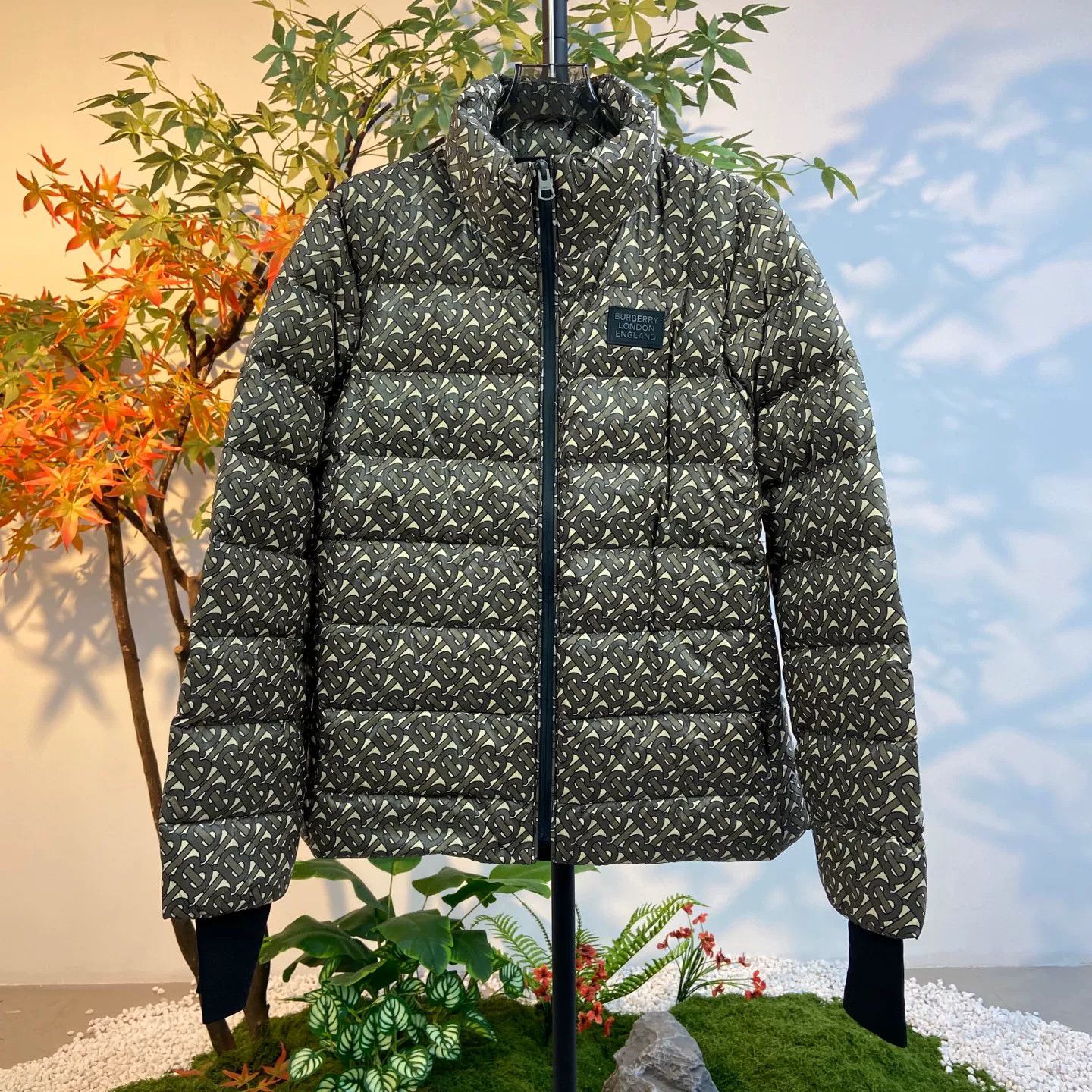 Burberry Burberry Logo Print Down Jacket Size US S / EU 44-46 / 1 - 1 Thumbnail
