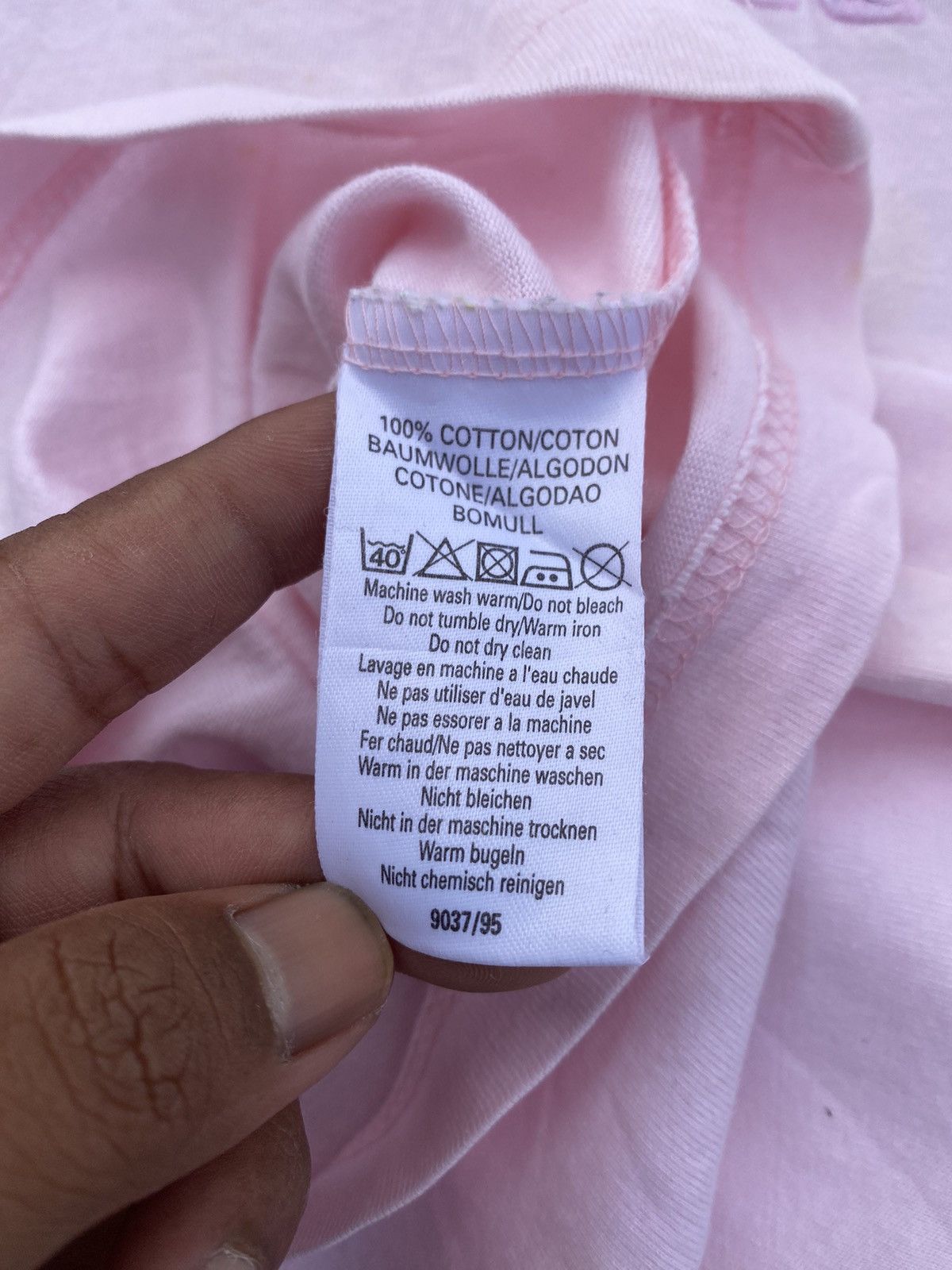 Vintage Rare Vintage 90s Burberry Embossed Tshirt Size US L / EU 52-54 / 3 - 11 Thumbnail