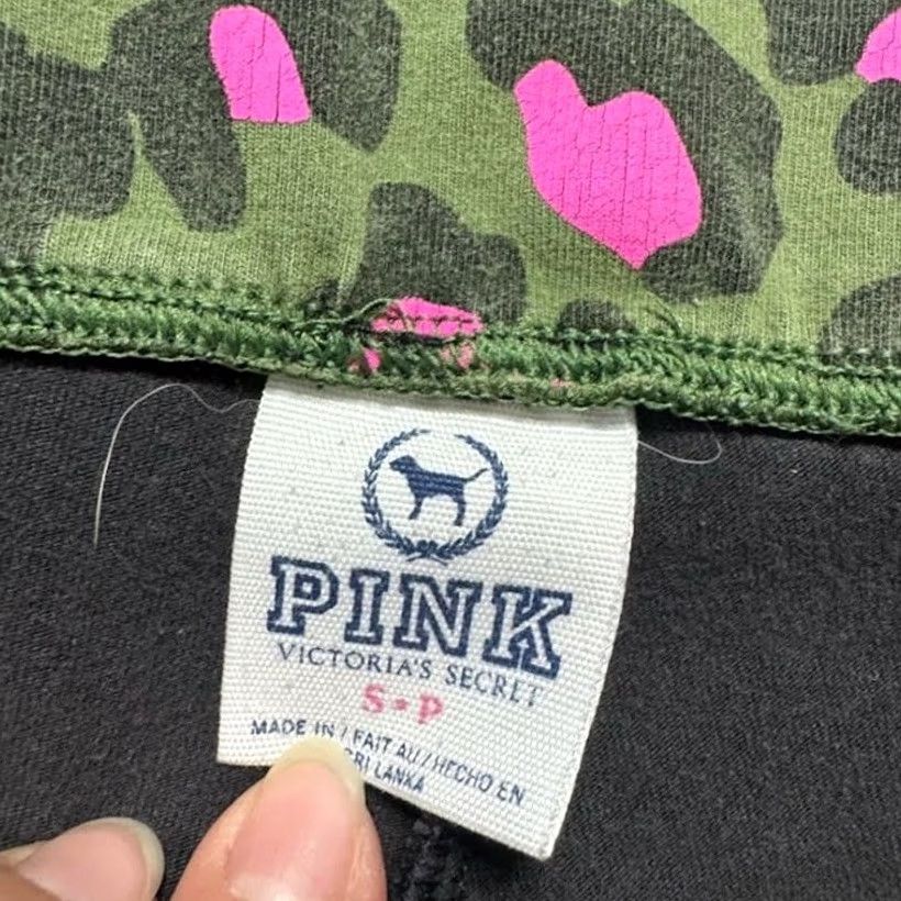 Vintage VINTAGE PINK Victoria's Secret Fold Over Low Rise Leopard Flare Legging Black S Womens Leggings Comfort Stretch Flare Pattern Animal Print N/A Size 28" / US 6 / IT 42 - 5 Thumbnail