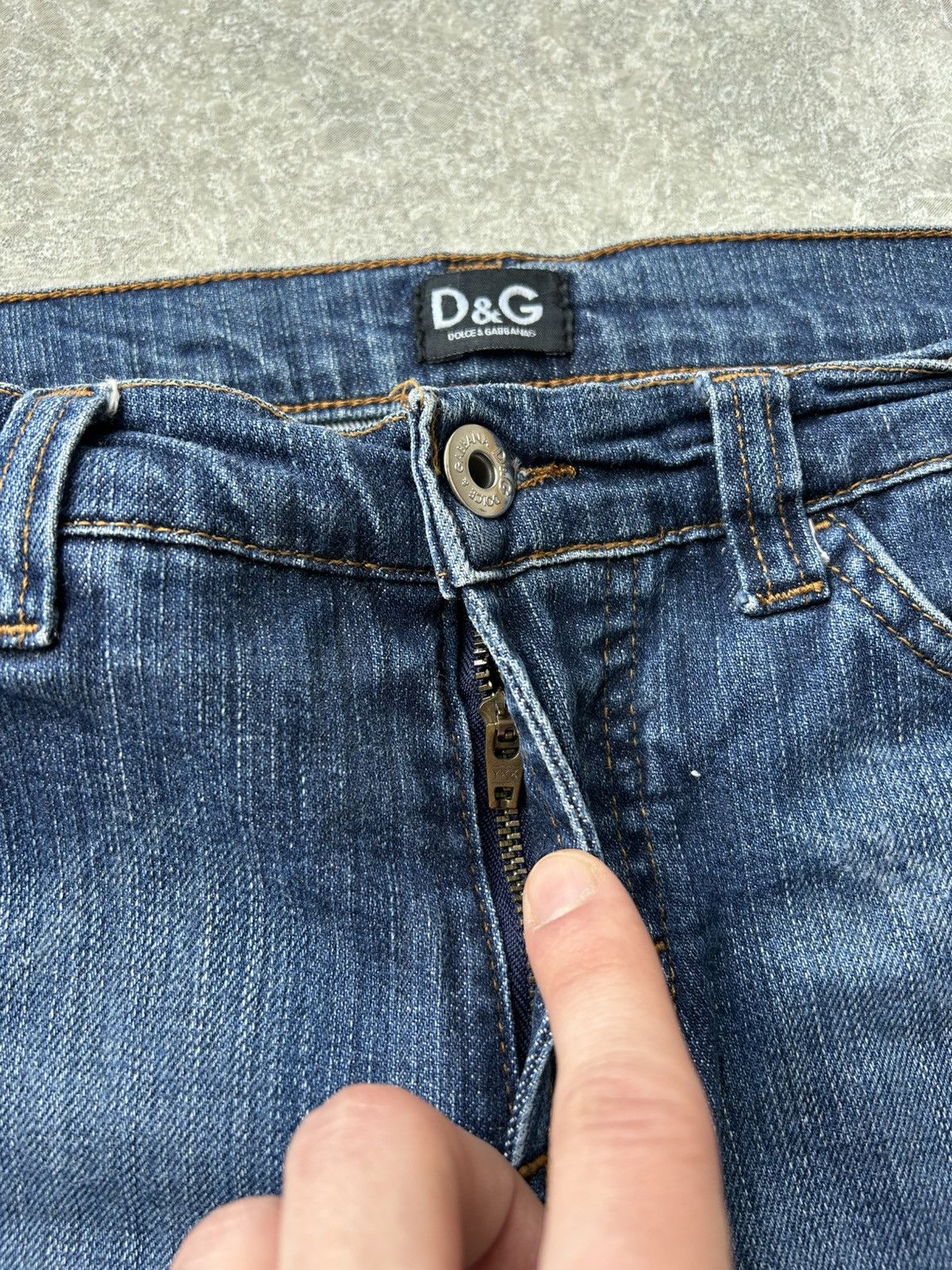 Dolce & Gabbana 2000s Dolce & Gabbana Flared Embroidered Logo Denim Jeans Size 28" / US 6 / IT 42 - 8 Thumbnail