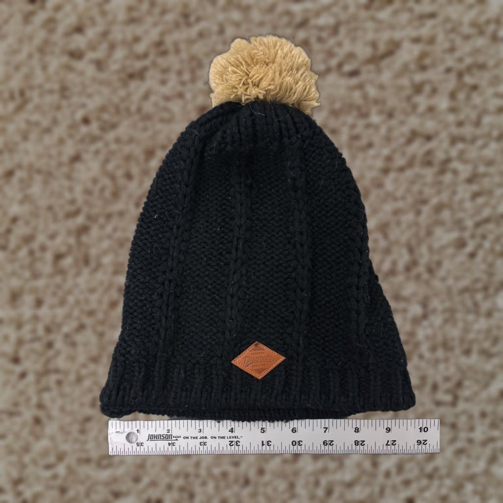Forever 21 Forever Discrete On Top Beanie Toque Adult One Size Black Knit Acrylic Ski Pom Hat Beanie Mens Womens Unisex Adults Size US M / EU 48-50 / 2 - 1 Thumbnail
