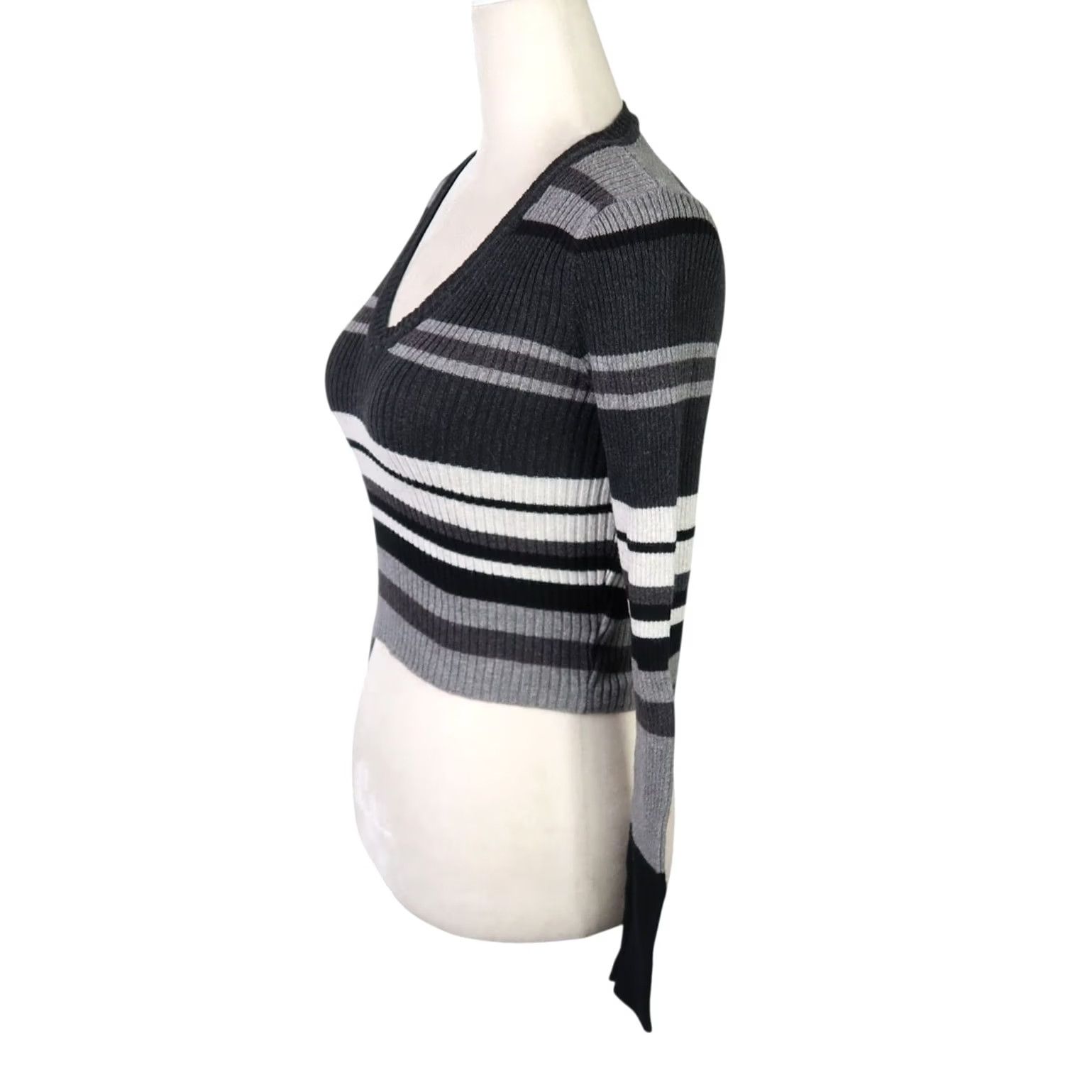 Brandy Melville Brandy Melville Grey Striped Rib Knit Long Sleeve Crop Sweater Size S / US 4 / IT 40 - 3 Thumbnail