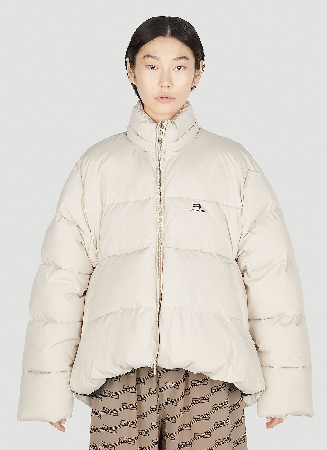 Balenciaga o1bcso1str1124 C-Shape Puffer in Seashell Beige Size XS / US 0-2 / IT 36-38 - 1 Thumbnail
