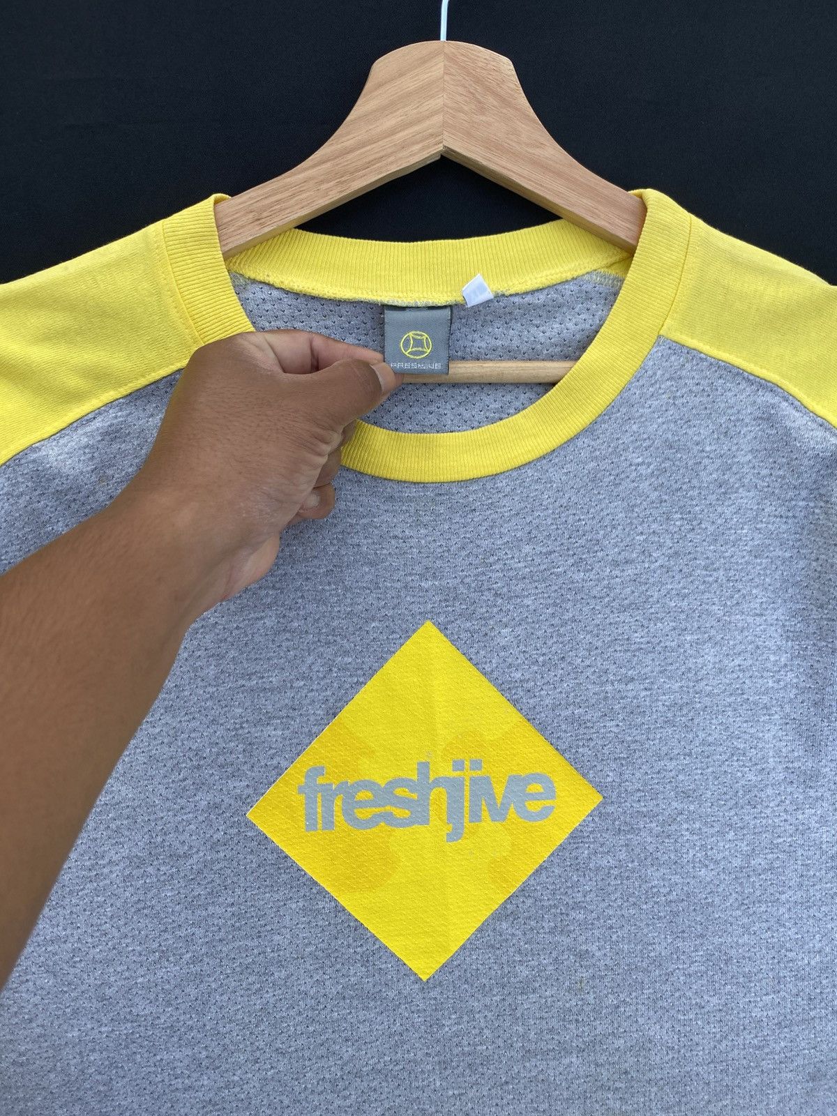Freshjive Rare Vintage 90s Freshjive Centre Logo Tshirt Size US L / EU 52-54 / 3 - 6 Thumbnail