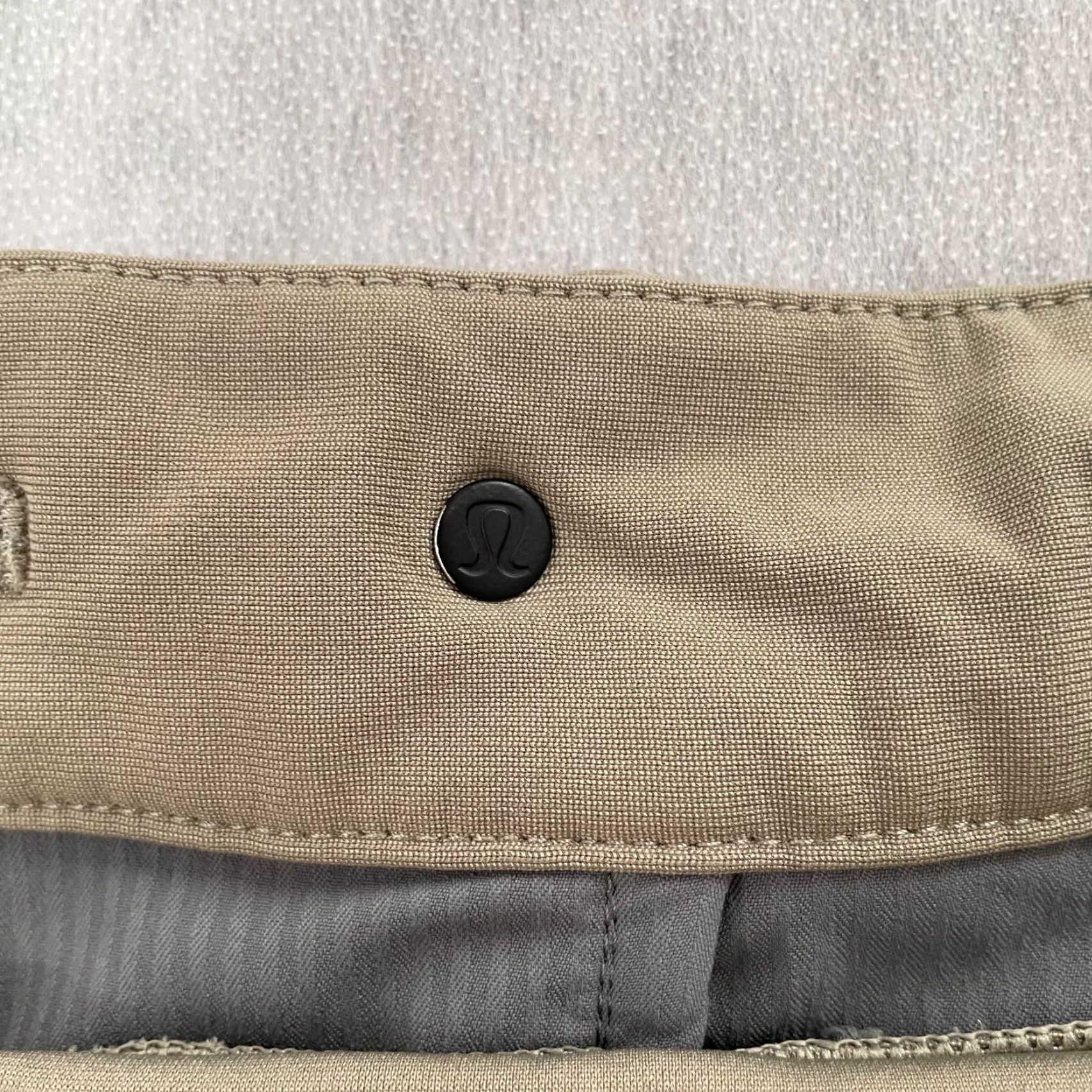 Lululemon VINTAGE Lululemon Shorts Men 34 Khaki Brown Chino Casual Travel Logo Classic Inseam 10" Size US 34 / EU 50 - 4 Thumbnail