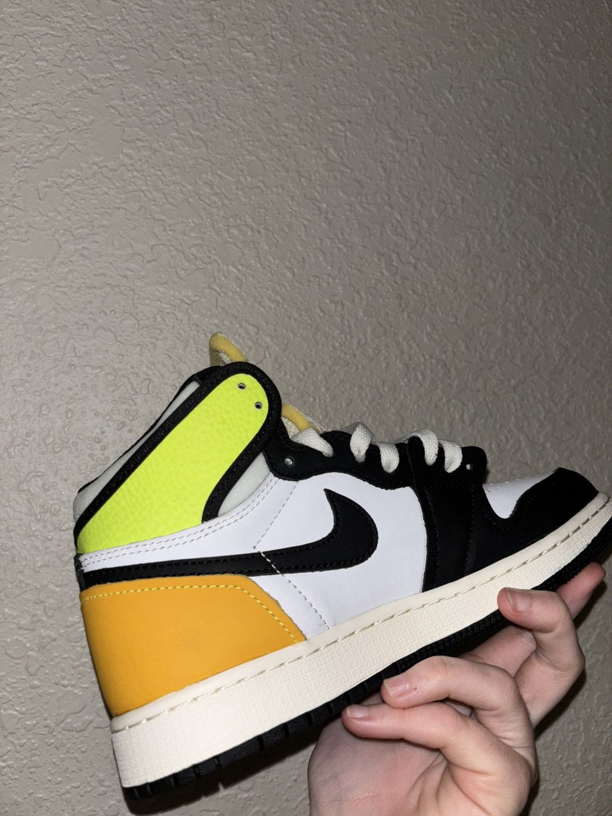 Nike Jordan 1 Retro High White Black Volt University Gold Size US 6.5 / IT 36.5 - 6 Thumbnail