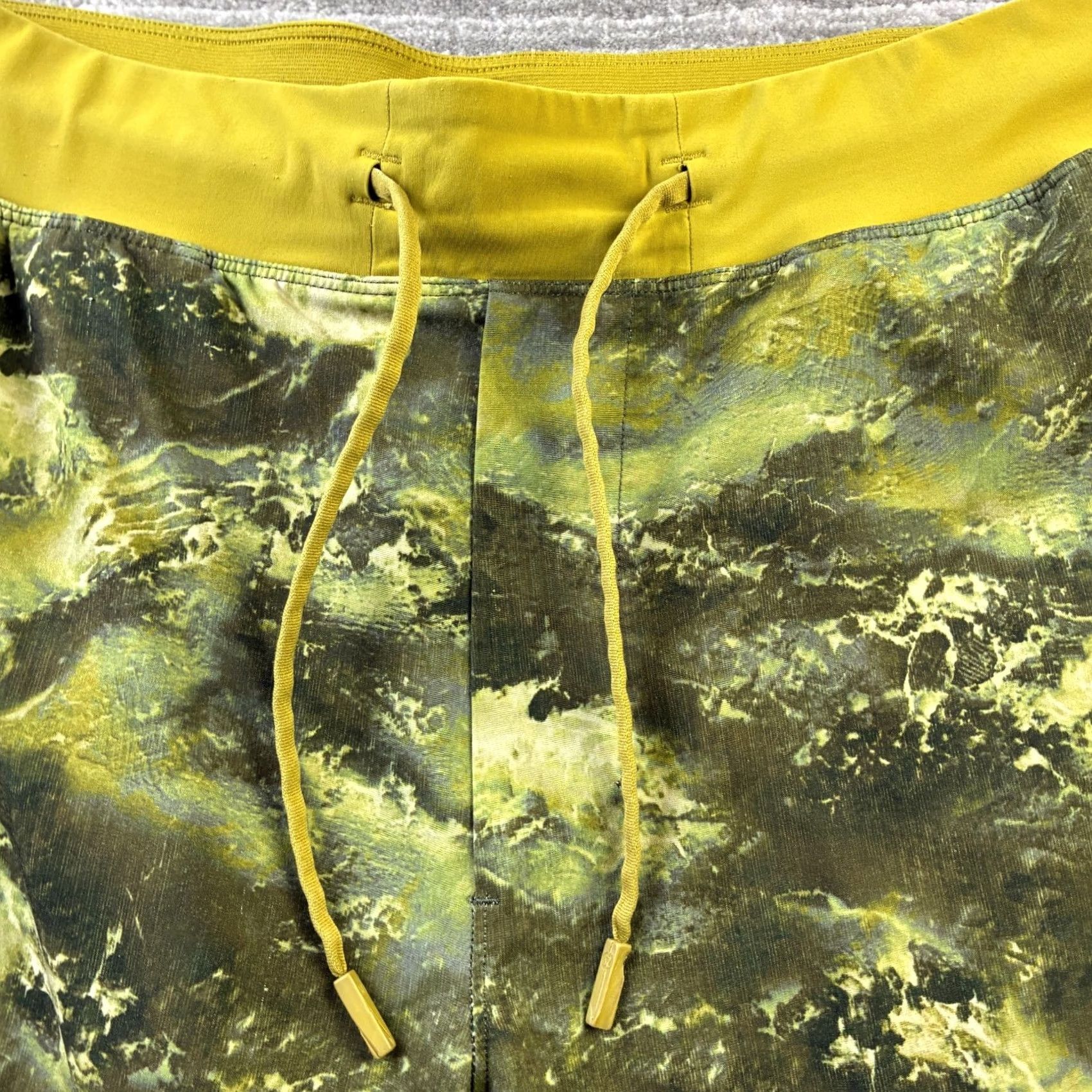 Lululemon Lululemon Shorts Mens M Green Camouflage 9" Running The Linerless Activewear Pockets Drawstring Regular Inseam 9" Baggy? Size US 30 / EU 46 - 4 Thumbnail
