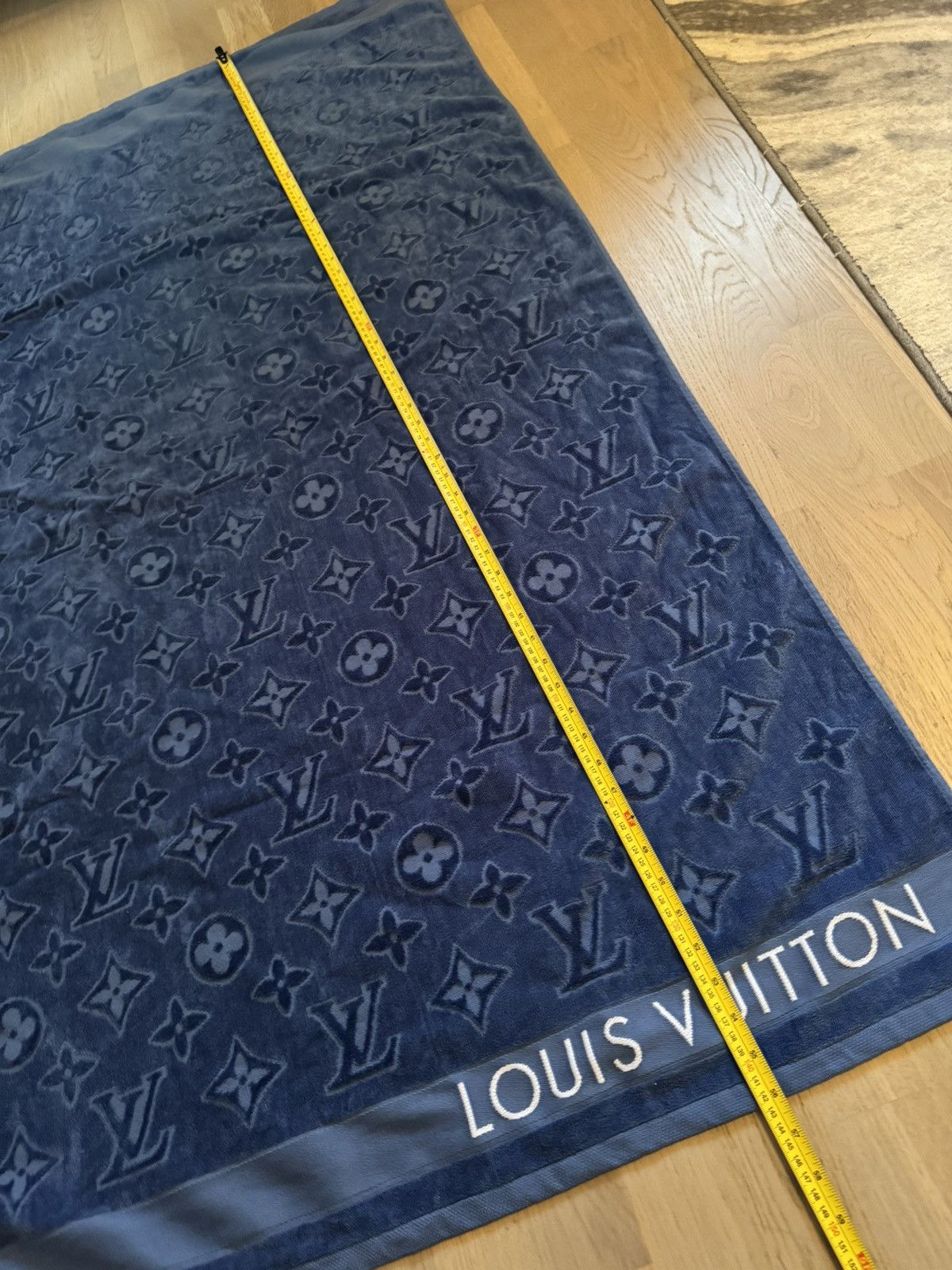 Louis Vuitton LOUIS VUITTON beach towel sizes in photos by tape measure Size ONE SIZE - 3 Thumbnail