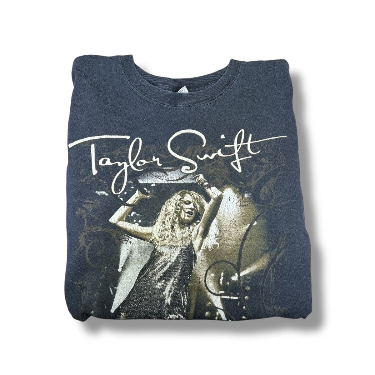 Gildan Gildan Taylor Swift 2009 Fearless Tour Tee Sz M - "Everette" Size M / US 6-8 / IT 42-44 - 1 Thumbnail