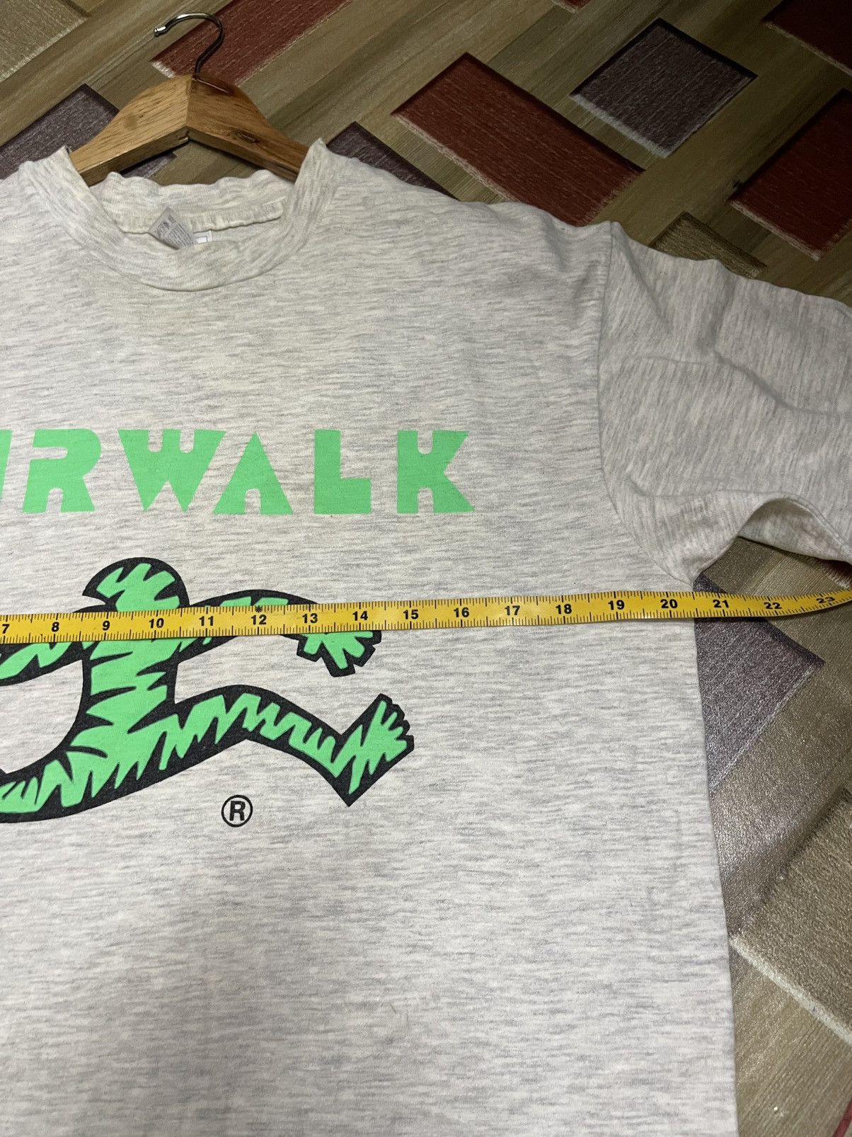 Vintage Vintage 90s airwalk tshirt Size US L / EU 52-54 / 3 - 8 Thumbnail