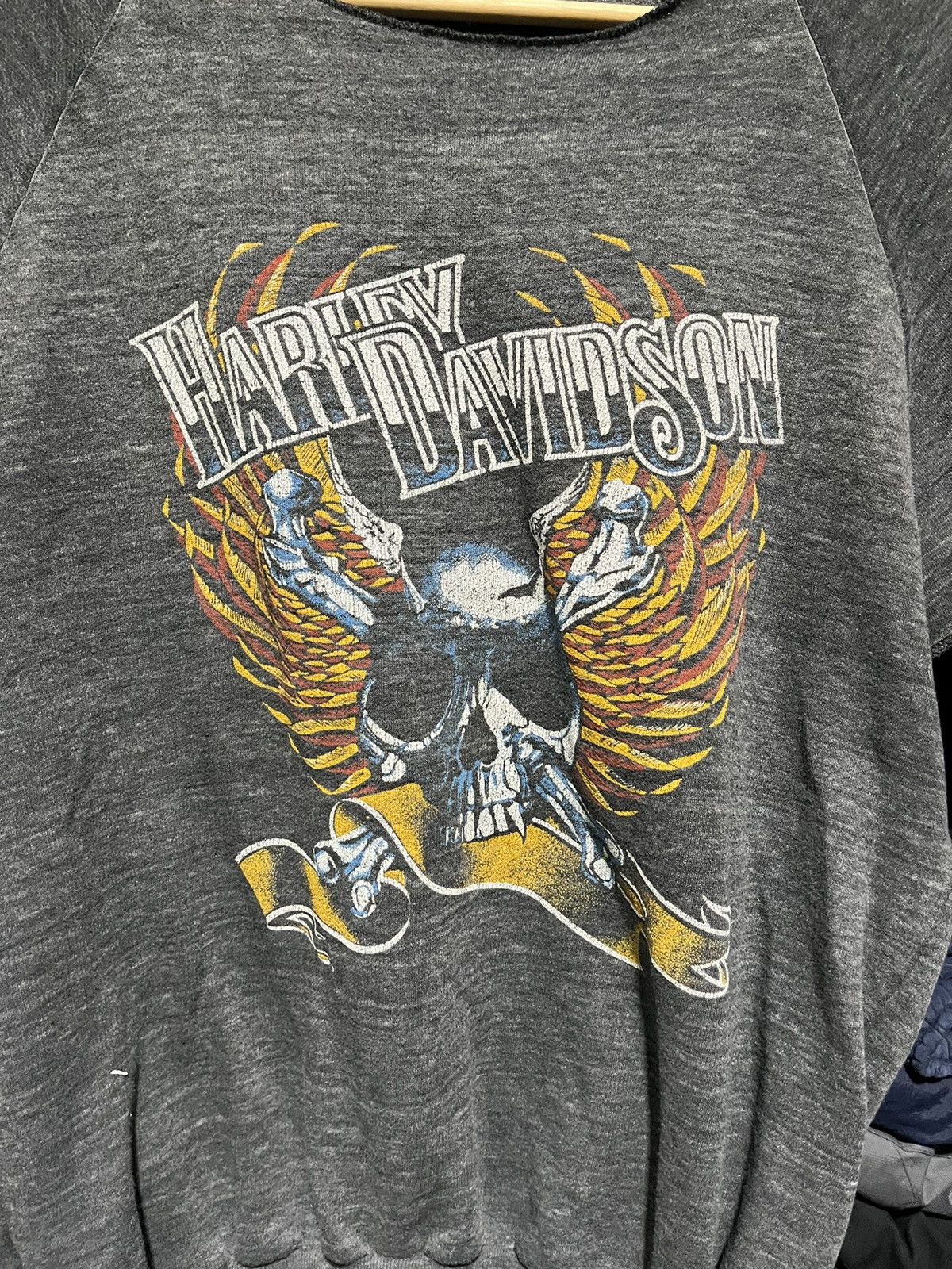 Harley Davidson × Vintage CRAZY VINTAGE 90s HARLEY DAVIDSON FADED SKULL WINGS CREWNECK Size US S / EU 44-46 / 1 - 4 Thumbnail