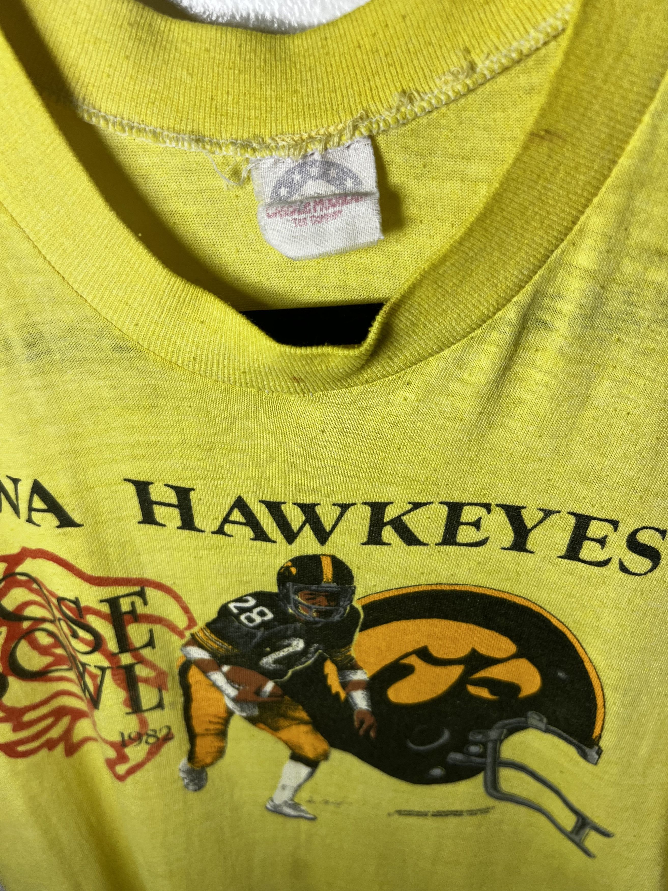 Vintage Vintage 1982 Iowa Hawkeys Rose Bowl Graphic T-Shirt Size US M / EU 48-50 / 2 - 4 Thumbnail