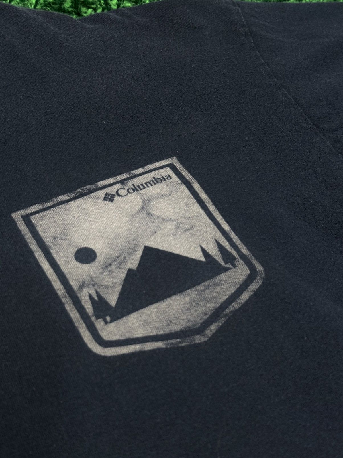 Columbia Columbia Navy Mountain Badge Retro Outdoors Logo Tee XL Size US XL / EU 56 / 4 - 2 Thumbnail