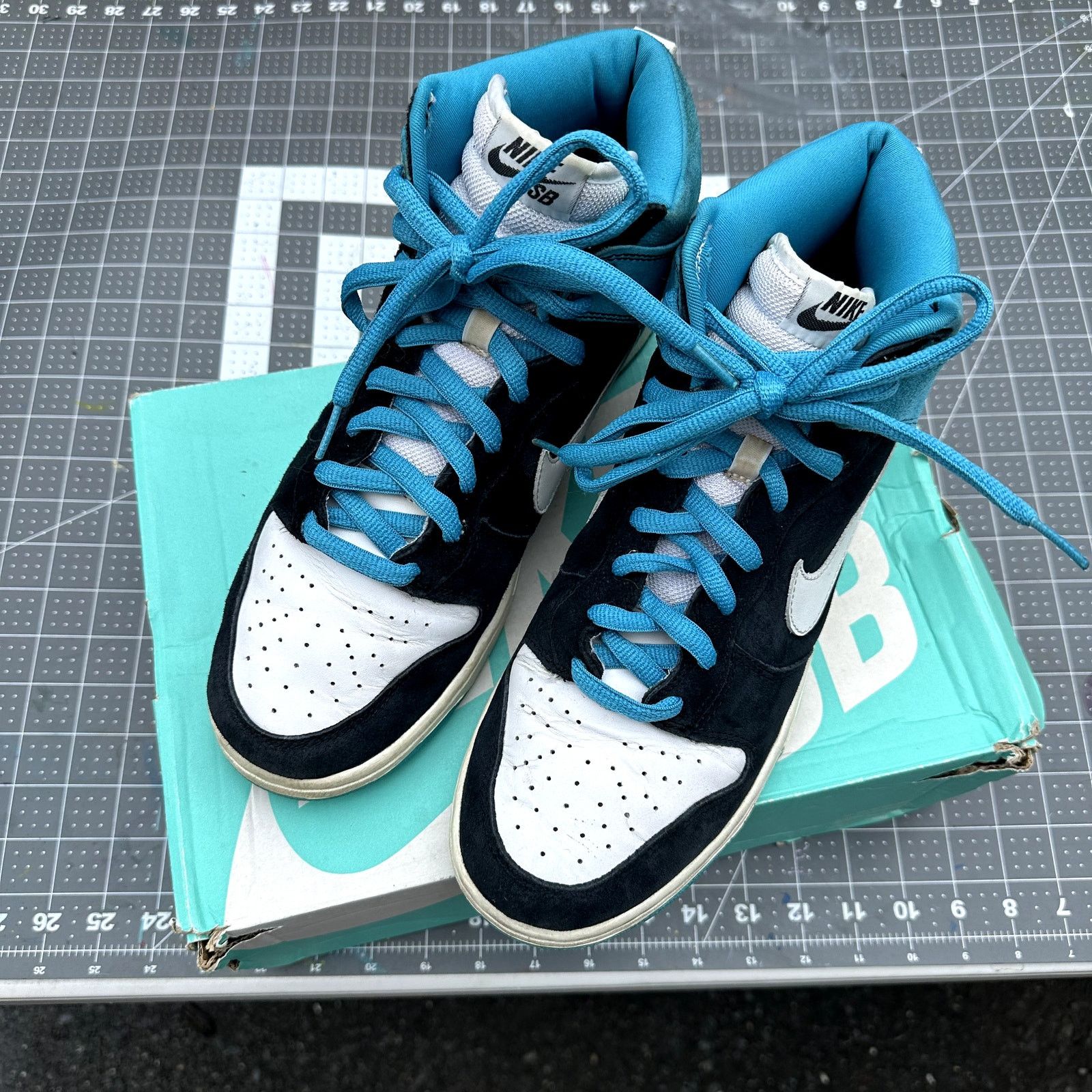 Nike SB Nike SB Dunk Low 'Send Help' Size US 11 / EU 44 - 2 Thumbnail