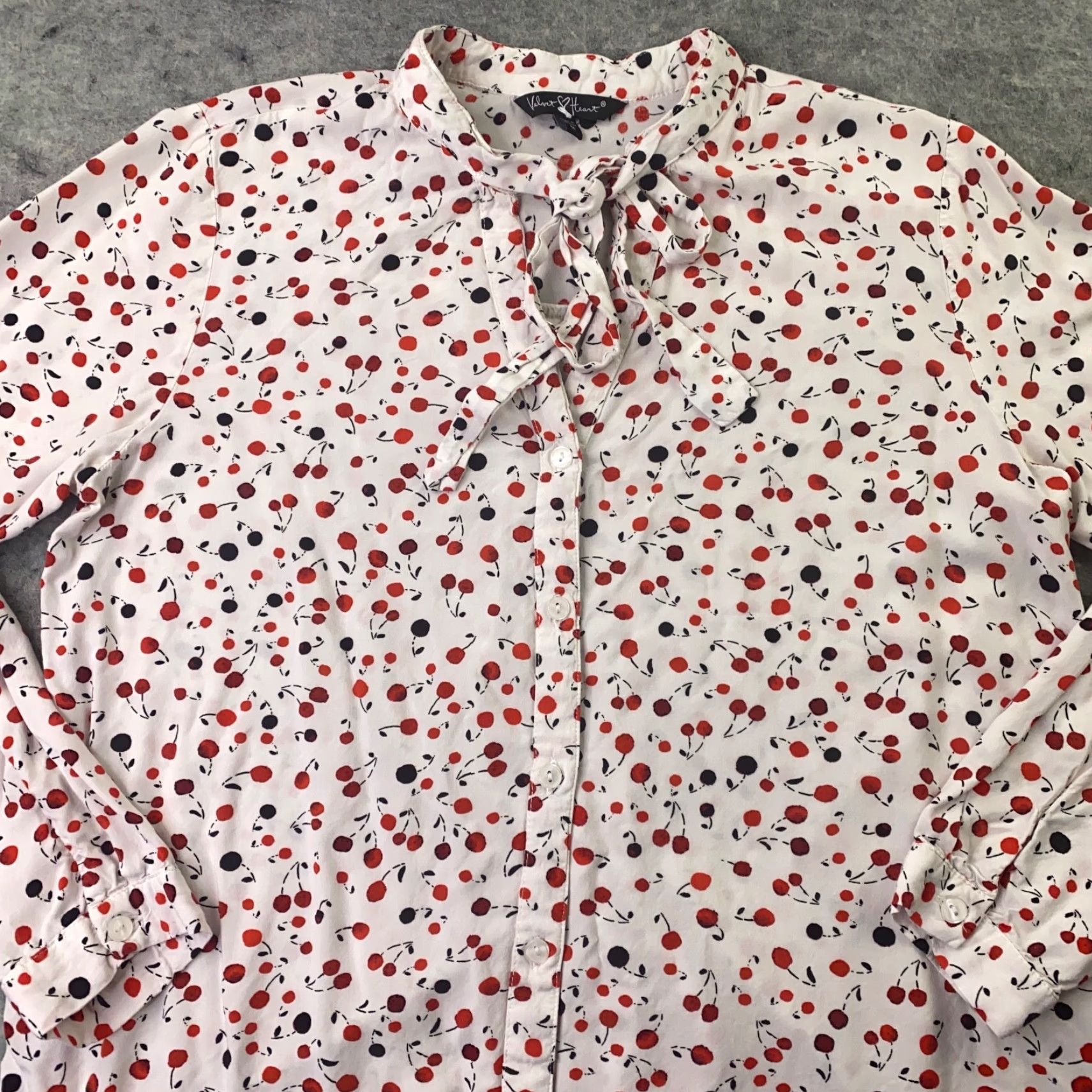 Velvet Velvet Heart Shirt Womens Medium White Cherry Print Tie Neckline Button-Up Long Sleeve Casual Party/Cocktail Travel 90s? Size M / US 6-8 / IT 42-44 - 2 Thumbnail