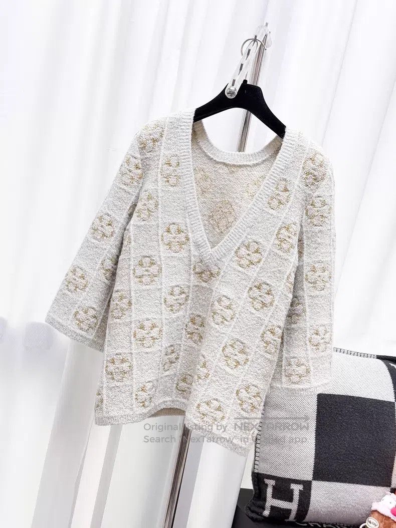 Chanel Chanel Golden camellia V-neck knitted sweater Size XS / US 0-2 / IT 36-38 - 2 Thumbnail