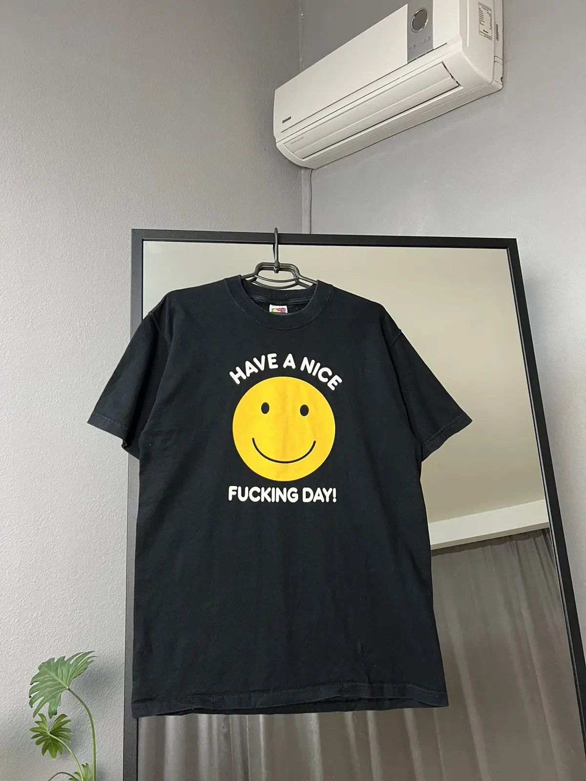 Vintage Vintage Y2K Have A Nice Day Fuck You Middle Finger Funny Tee Size US L / EU 52-54 / 3 - 1 Thumbnail