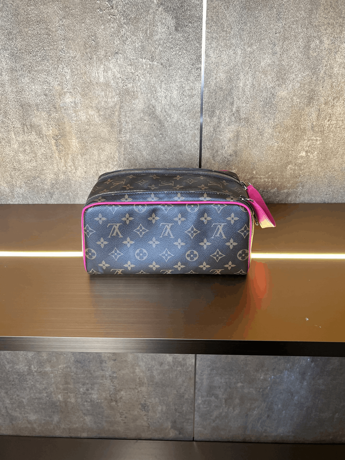 Louis Vuitton Louis Vuitton Monogram Rose Makeup Bag Size ONE SIZE - 1 Thumbnail