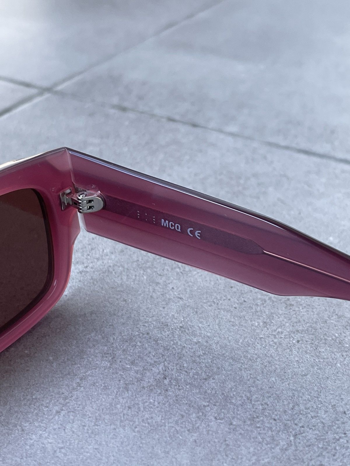 Alexander McQueen !DS! Alexander Mcqueen MQ0359S Tiny Violet Square Sunglasses Size ONE SIZE - 18 Thumbnail
