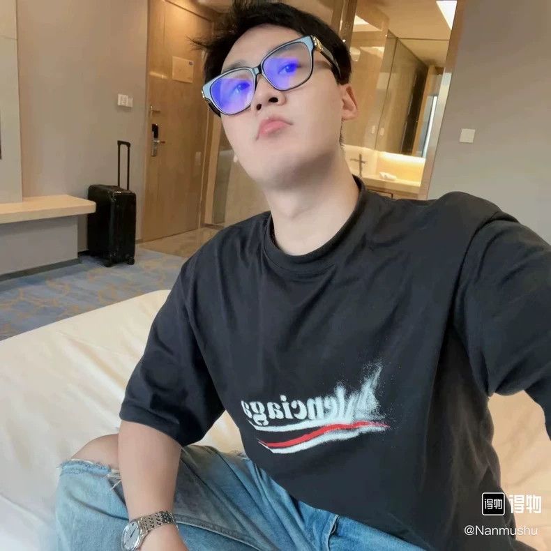 Balenciaga Balenciaga Dissolved fuzzy cola sea wave short sleeve Size US L / EU 52-54 / 3 - 8 Thumbnail