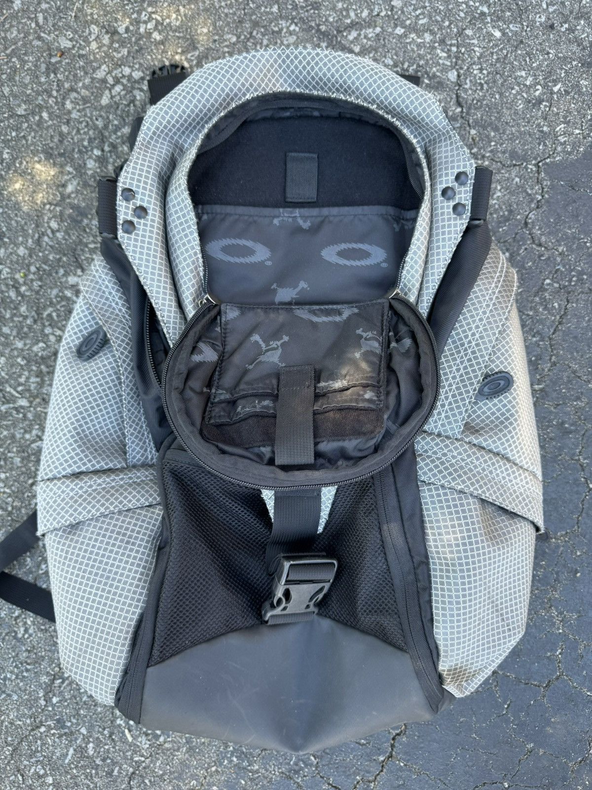 Oakley × Vintage 2004 Oakley waterproof backpack black/silver Size ONE SIZE - 4 Thumbnail